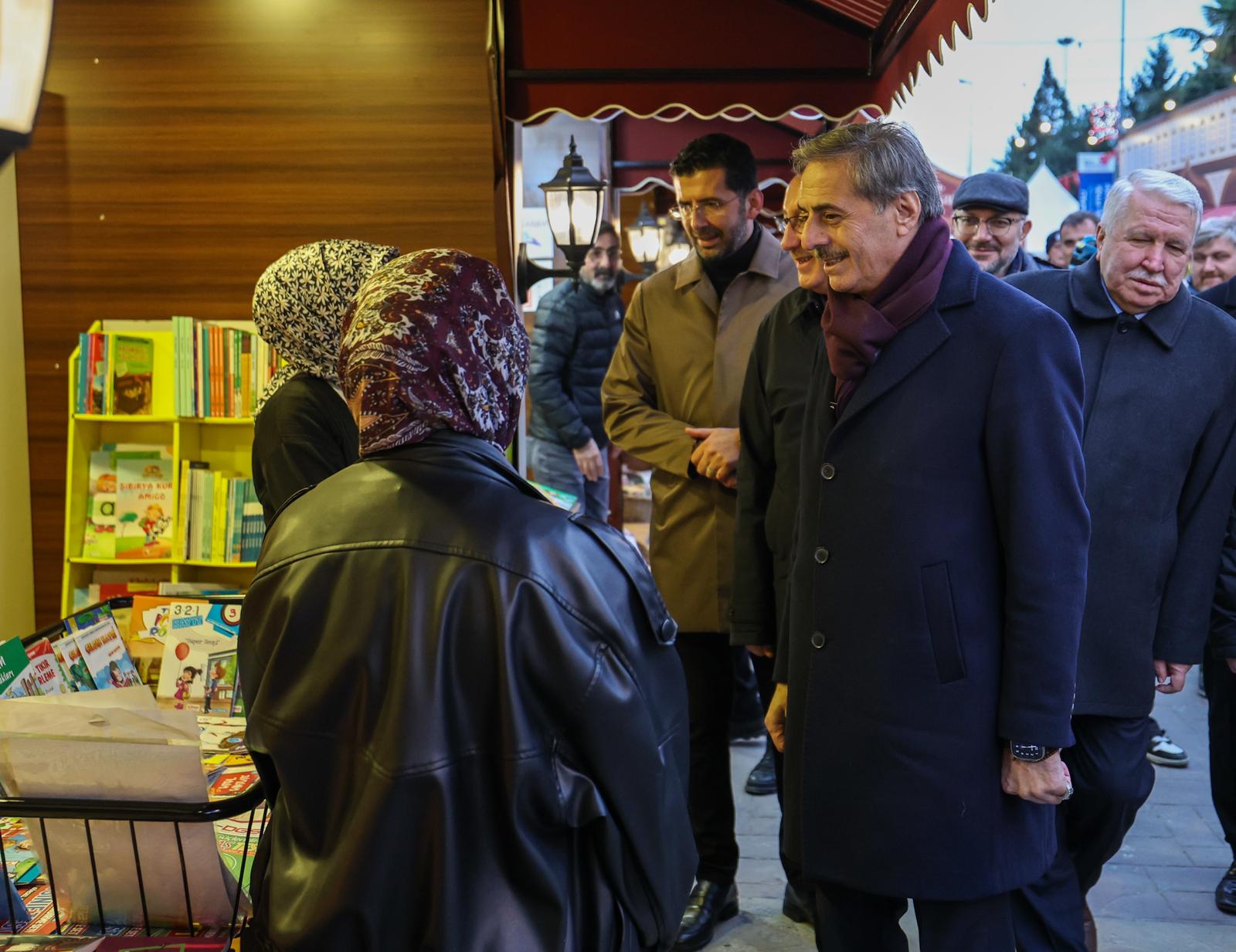 Sakarya’da bir Ramazan klasiği ve Büyükşehir’in geleneği Kitap Sokağı kapılarını açtı