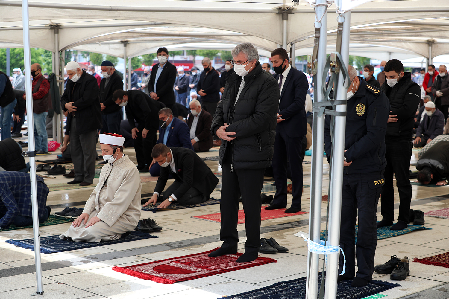 74 gün sonra cemaatle ilk 'Cuma Namazı'