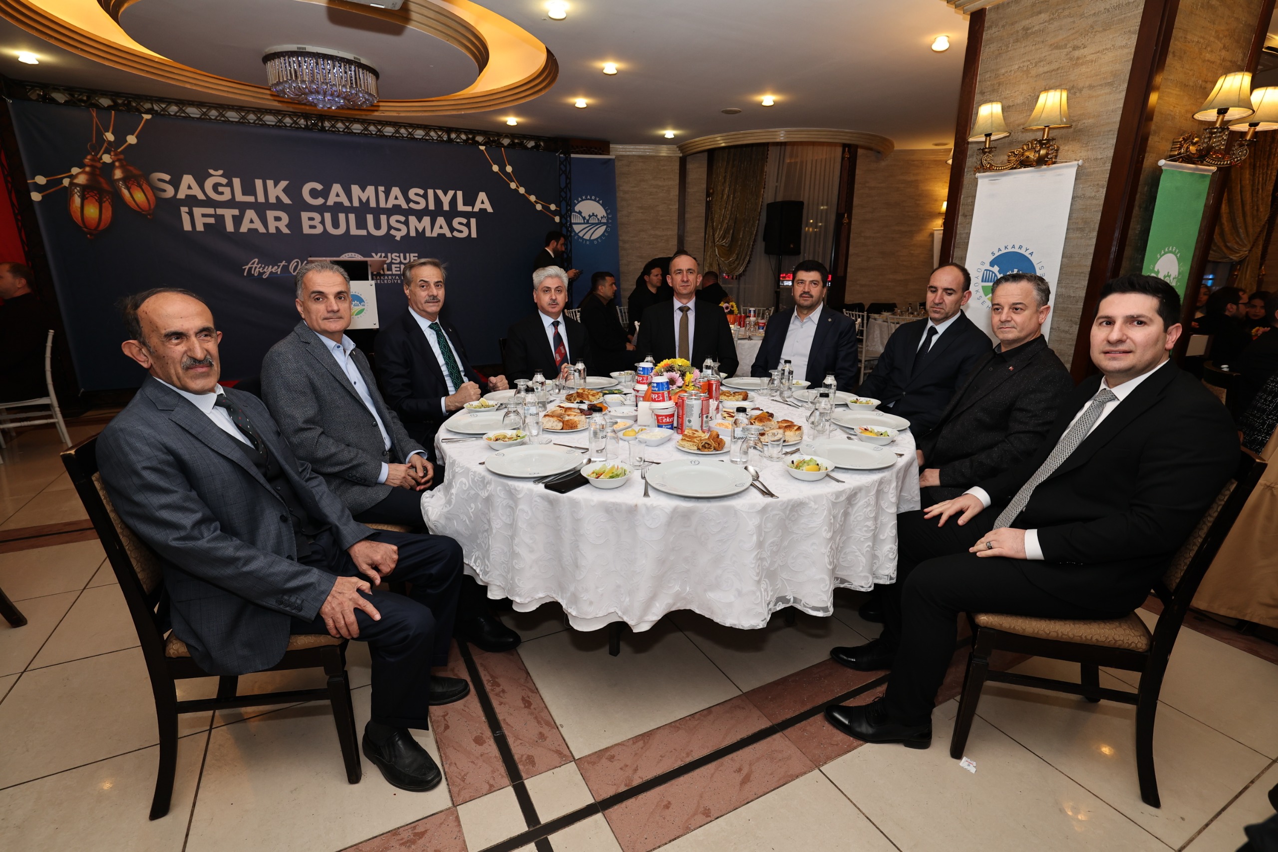 “Vefası ve fedakarlığıyla sağlık camiası her övgüyü fazlasıyla hak ediyor”