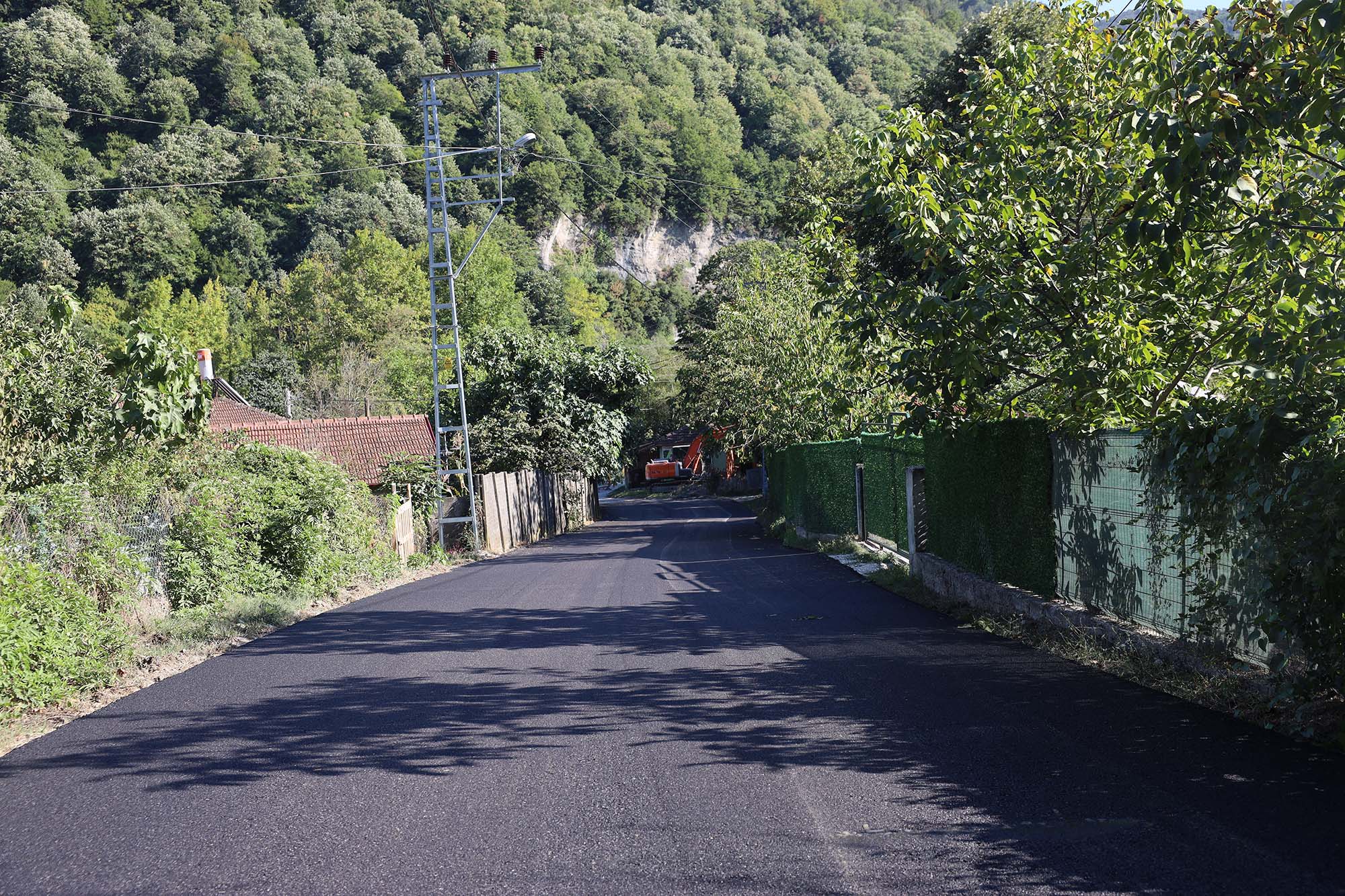 Sapanca’da yollar asfaltla yeni yüzüne kavuşuyor: İlmiye’den Fevziye’ye geçildi