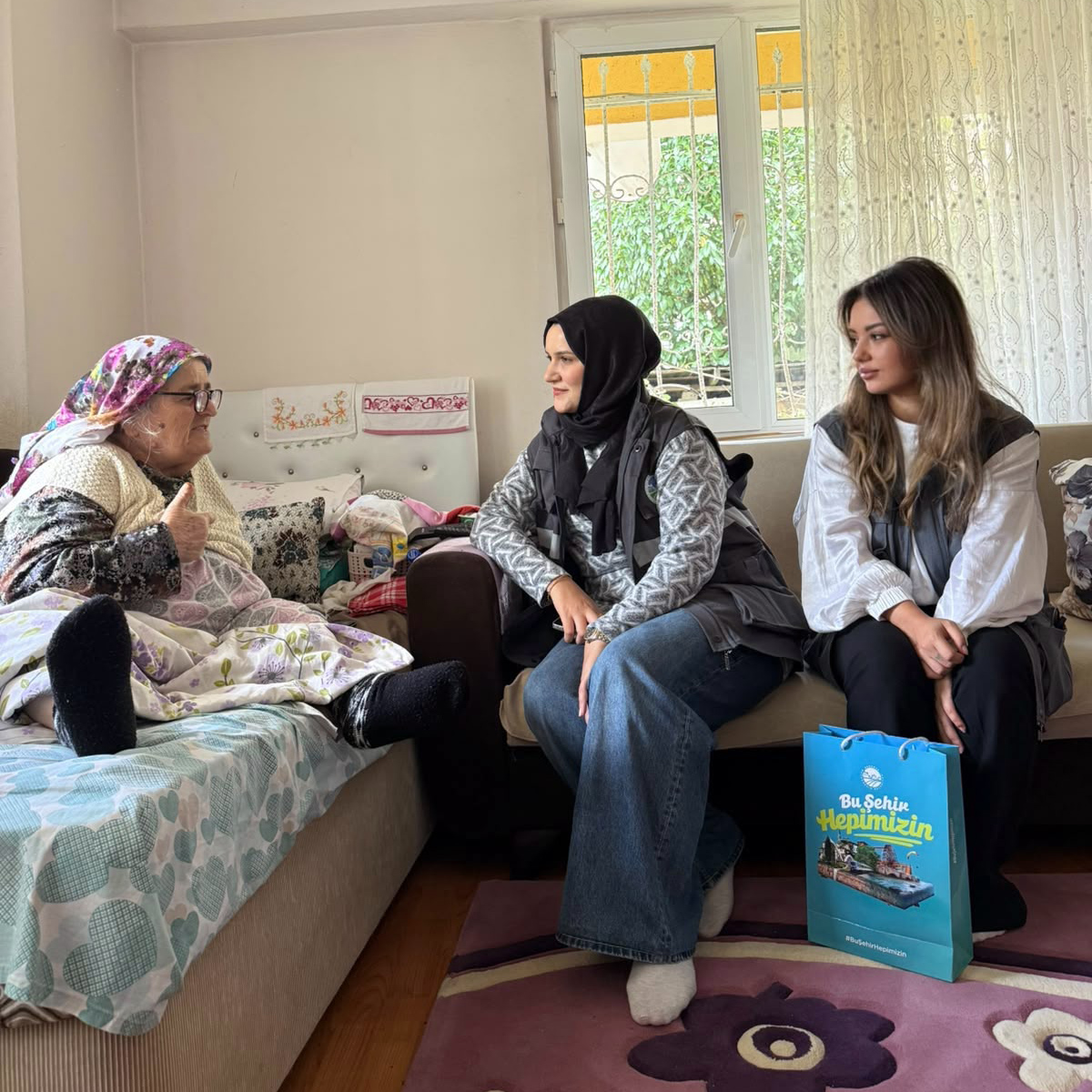 YADEM Yaşlılar Gününde eli öpülesi büyükleri unutmadı