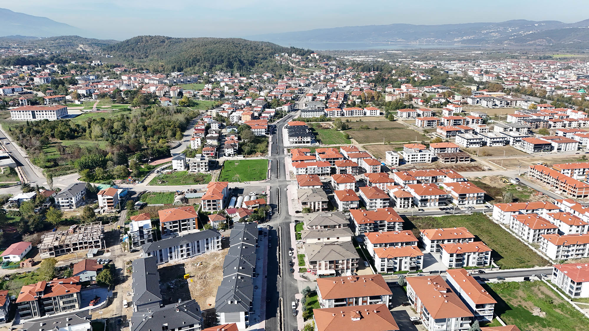 Yeni caddeler ve bağlantı yolları ile şehrimizin ulaşımına güç katıyoruz 