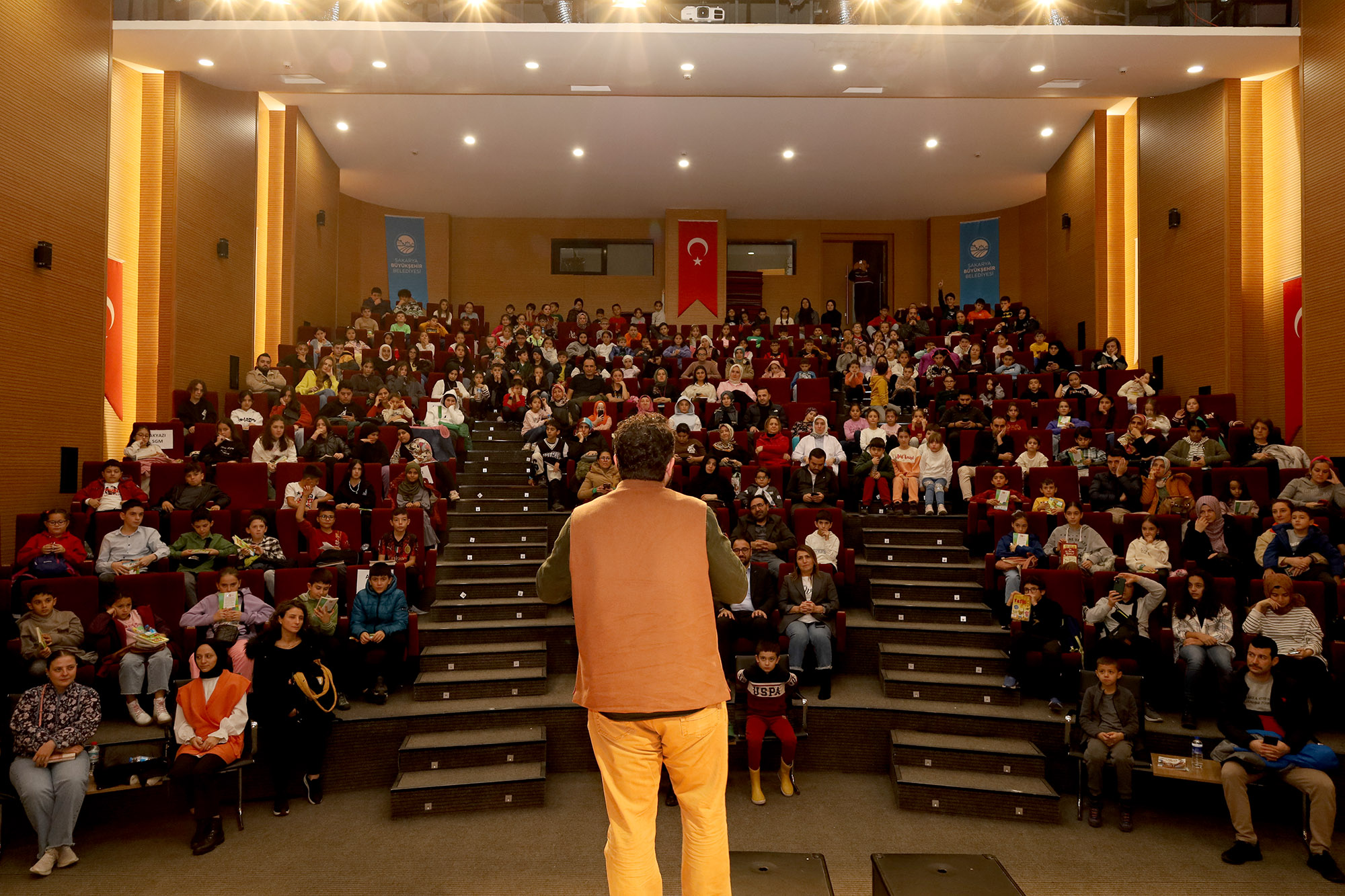 Çocuk kitabı yazarı Melih Tuğtağ öğrencilerle buluştu