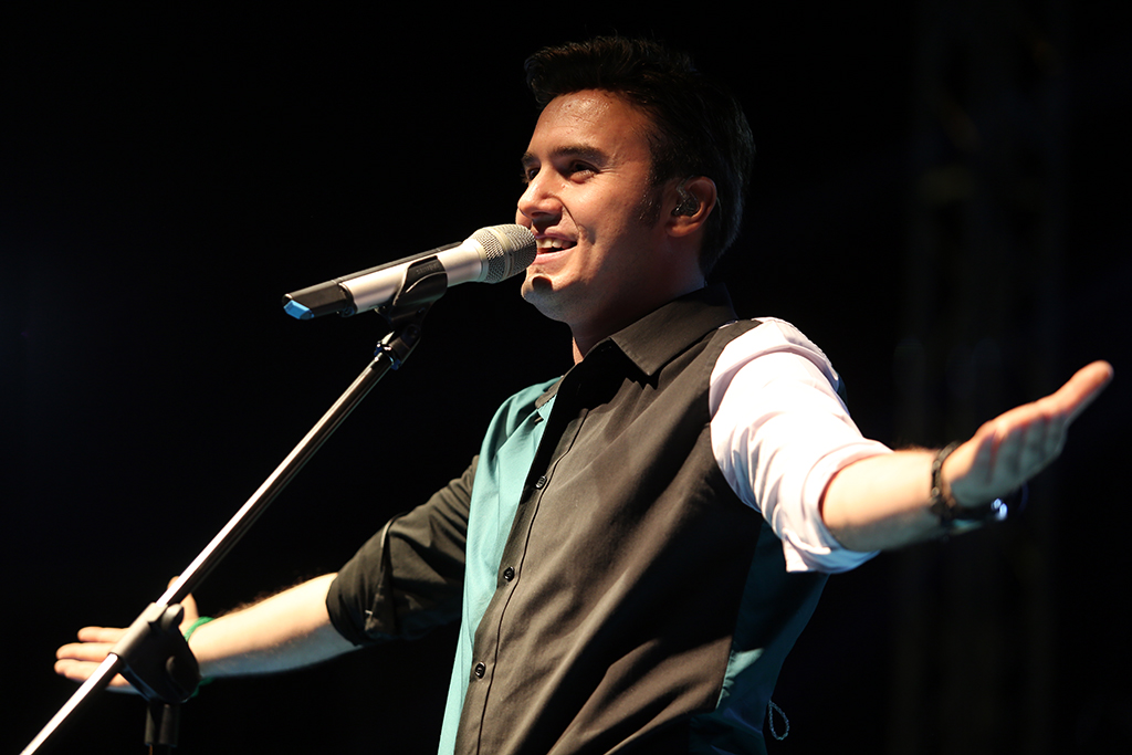 Ceceli Konserde İlahi Söyledi