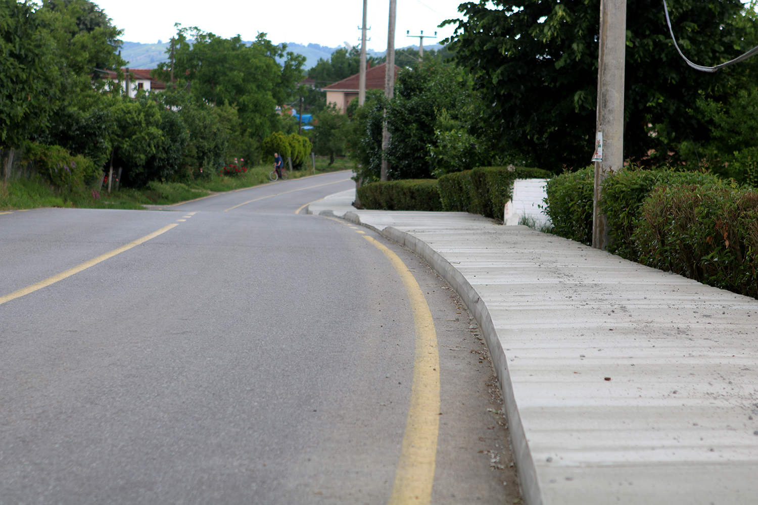 Kırsal mahalleler beton yaya yollarına kavuşuyor
