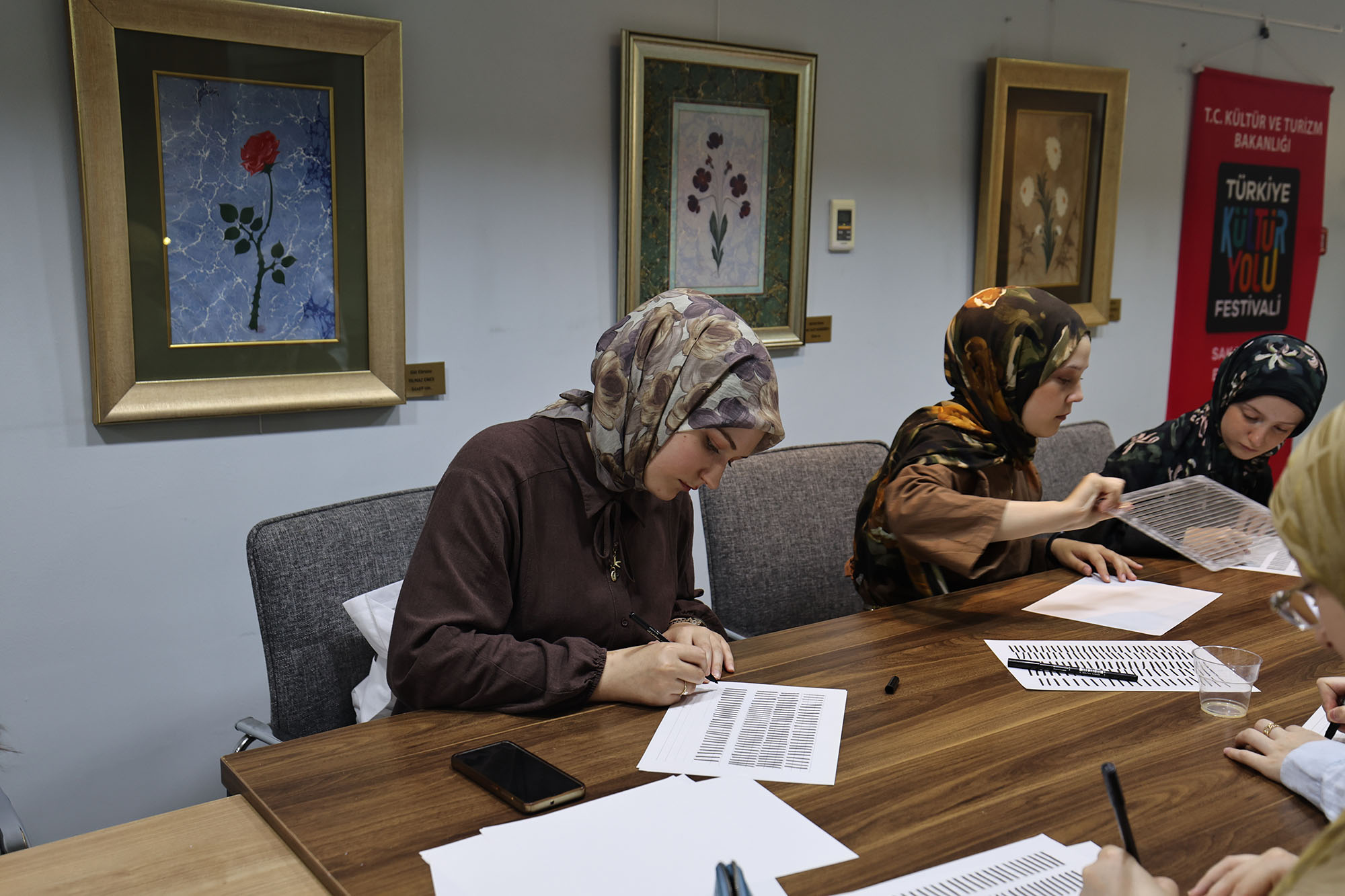 Genç Atölye’de ilk hafta geleneksel sanat ve yapay zekâ eğitimleriyle tamamlandı