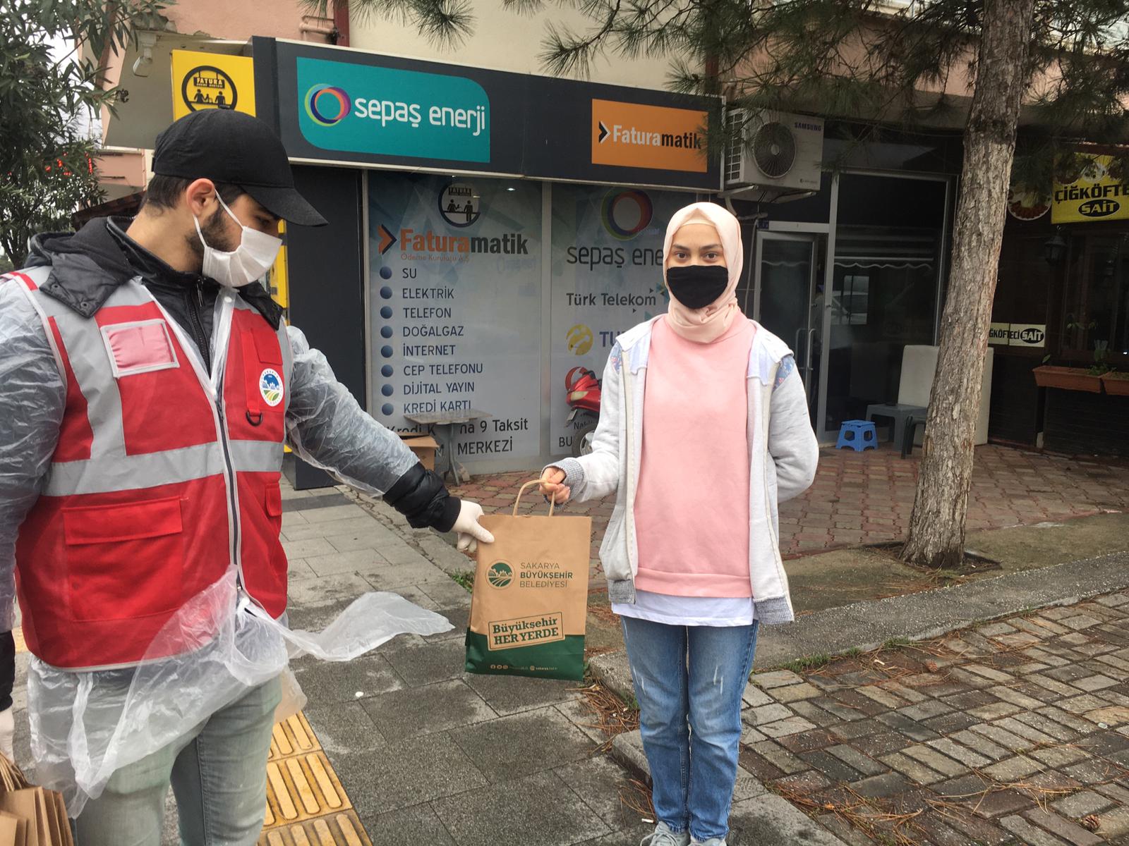 Maske ve dezenfektan dağıtımı Serdivan’da devam ediyor
