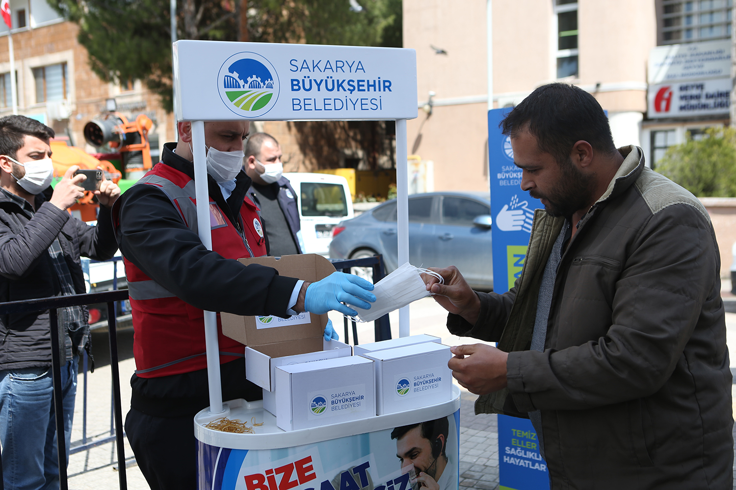 İlçelerde ücretsiz maske dağıtımı devam ediyor