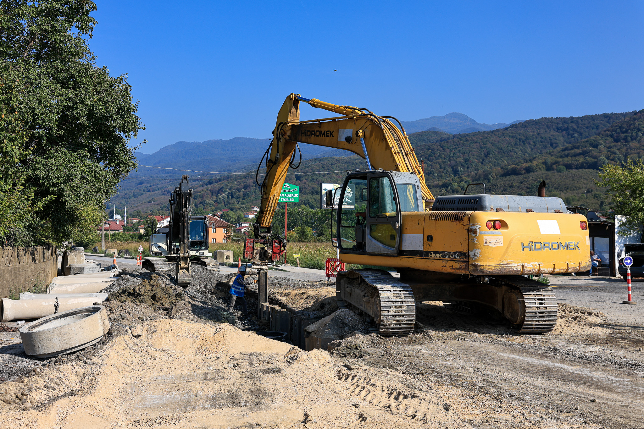 Akyazı’da devam eden 9 bin metrelik altyapı projesinde 6 ekip aynı anda çalışıyor