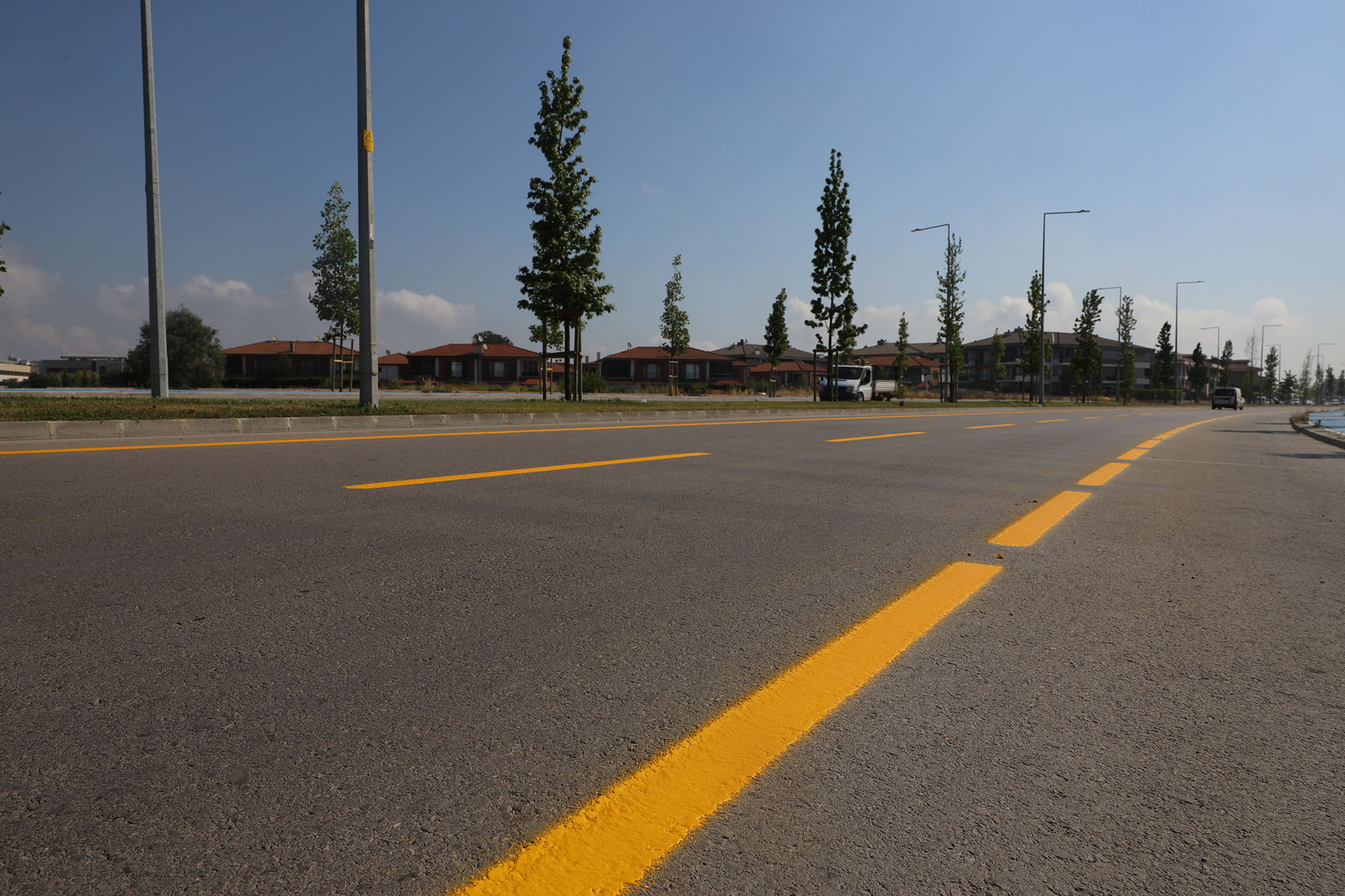 Büyükşehir, yol çizgilerini yenileyerek güvenli ulaşımı güçlendiriyor