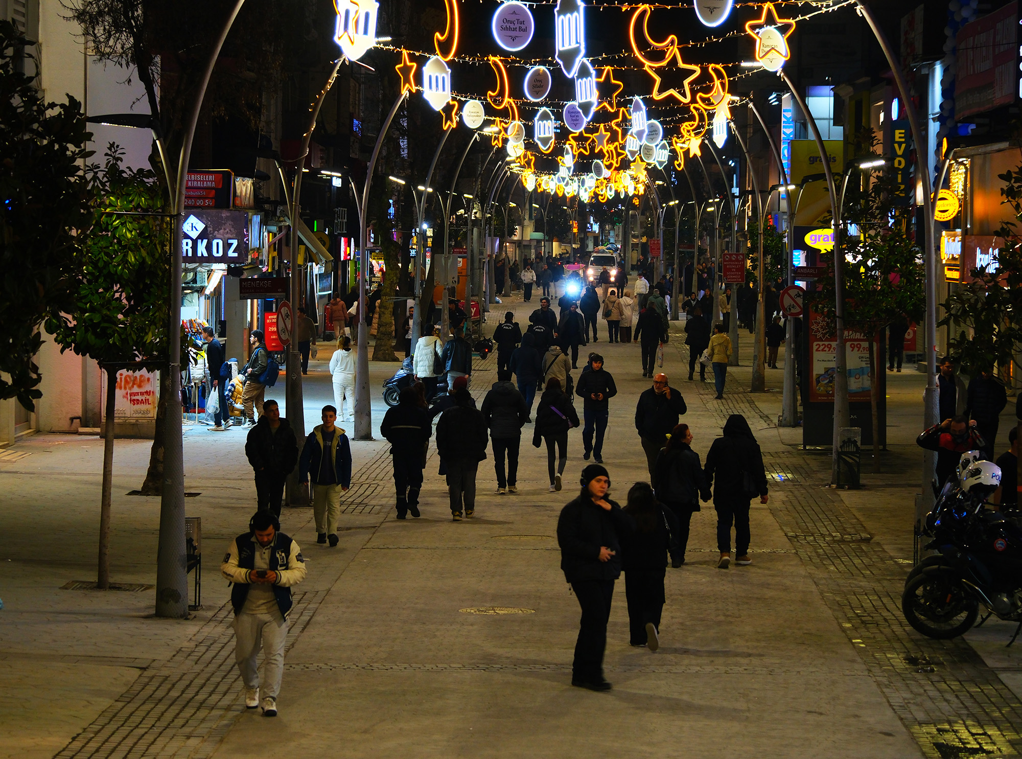 Çark Caddesi Ramazan kıyafetini giydi: Yıldız, ay ve hilal ile görsel şölen…