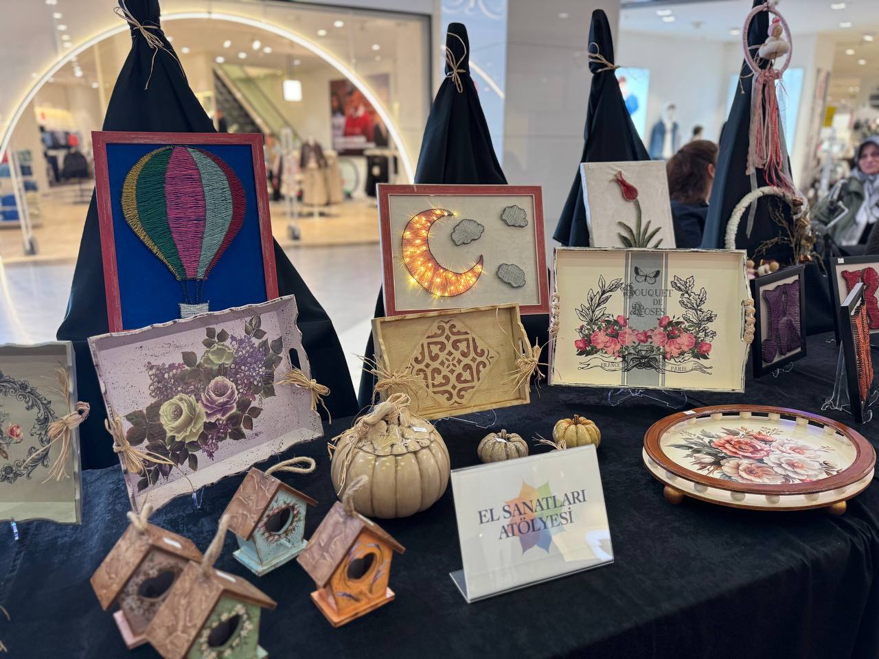Engelsiz Hobi Atölyelerinin el emeği ürünleri Agora AVM’de sergilendi