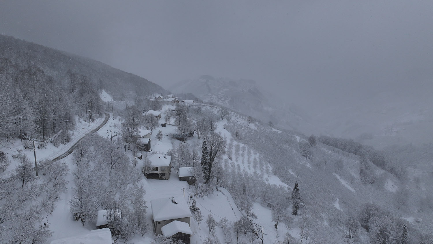 Büyükşehir 24 saat kar mesaisinde: 17 grup yolundan 10’u ulaşıma açıldı