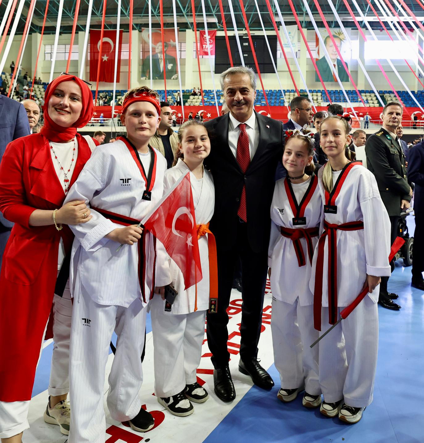 “Gençlerimizin yanında oluyor, onların sporla, sanatla ve eğitimle iç içe büyümesi için gereken desteği sunuyoruz”