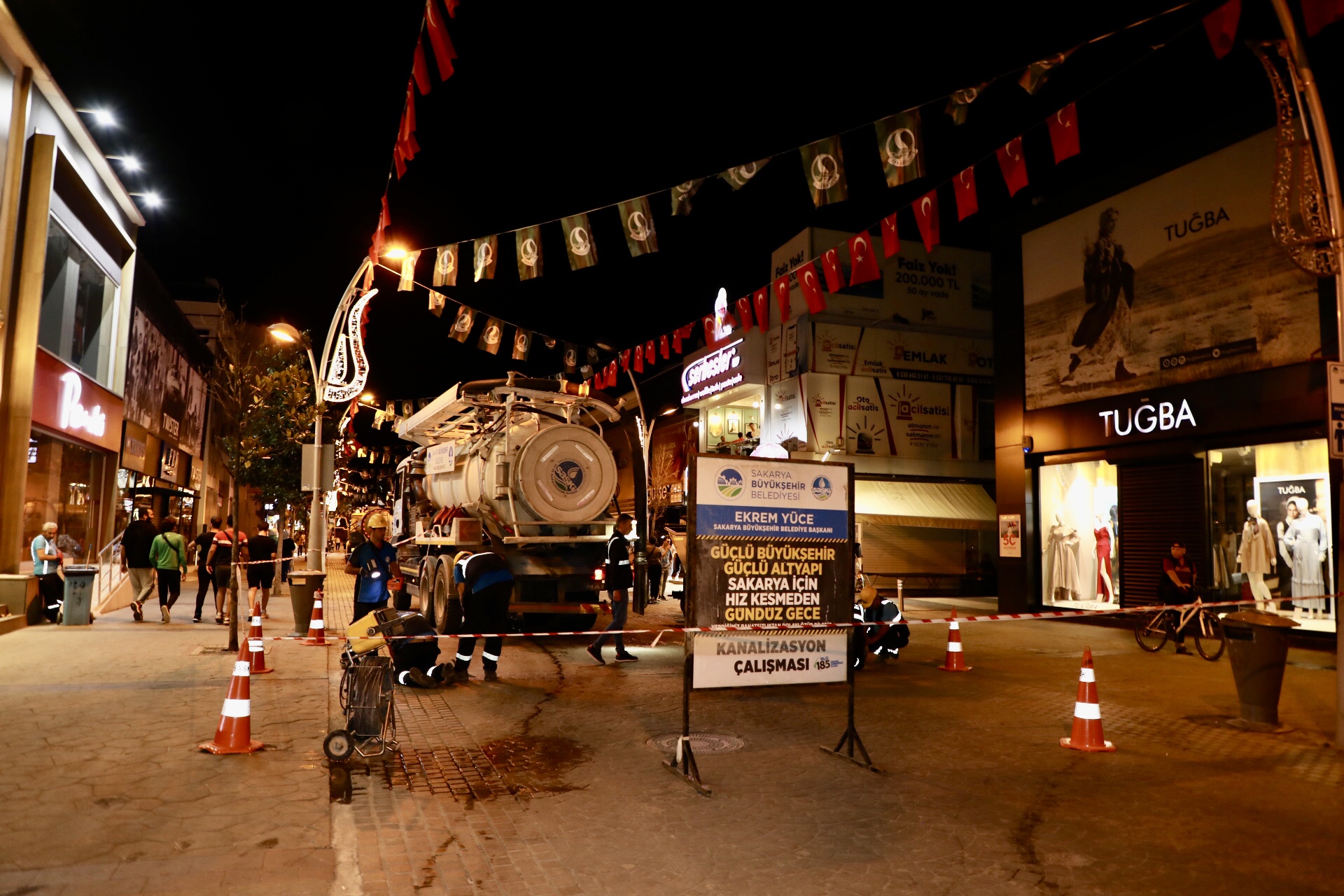 Büyükşehir'den gece mesaisi Çark Caddesi’nde hummalı çalışma