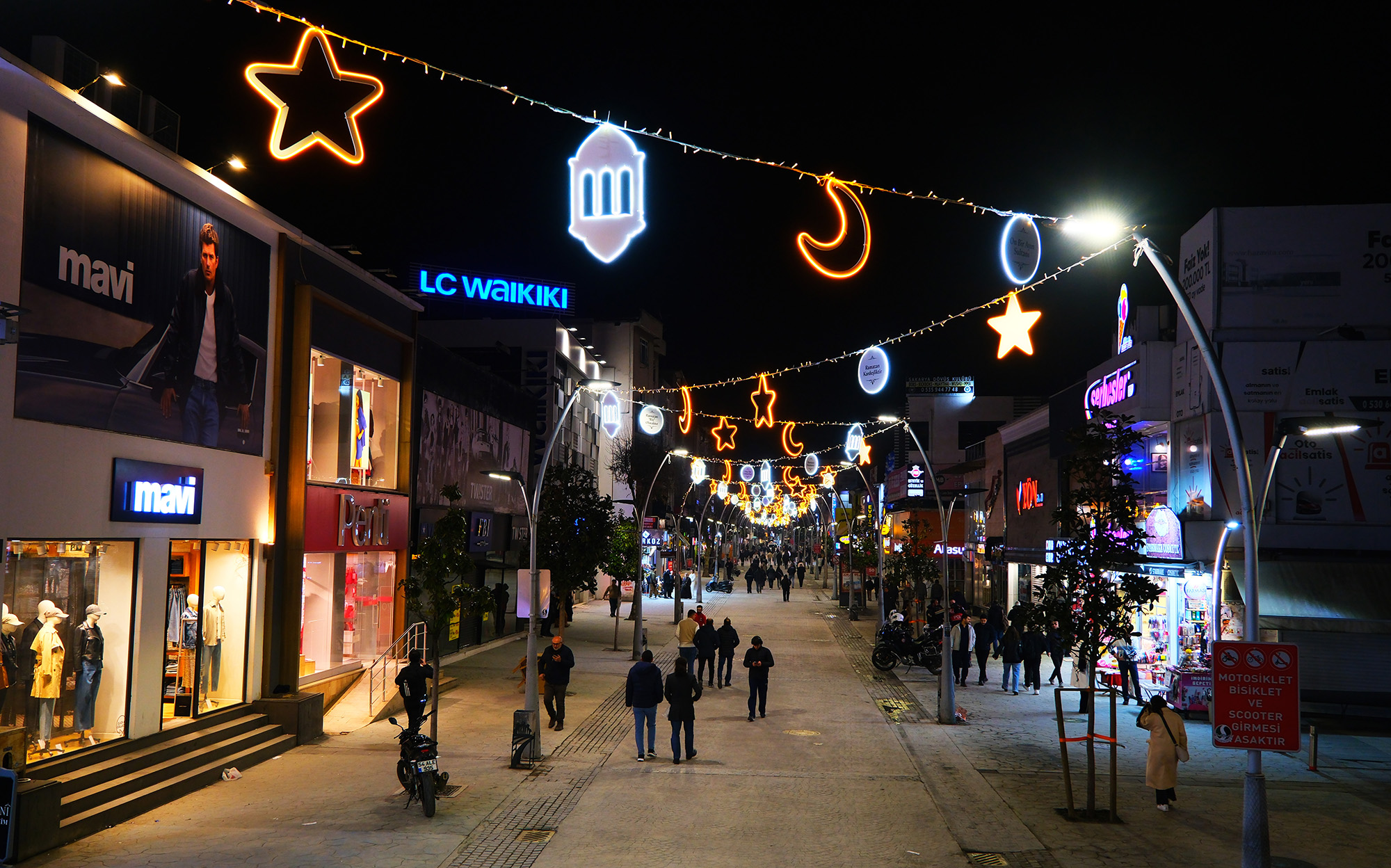Çark Caddesi Ramazan kıyafetini giydi: Yıldız, ay ve hilal ile görsel şölen…
