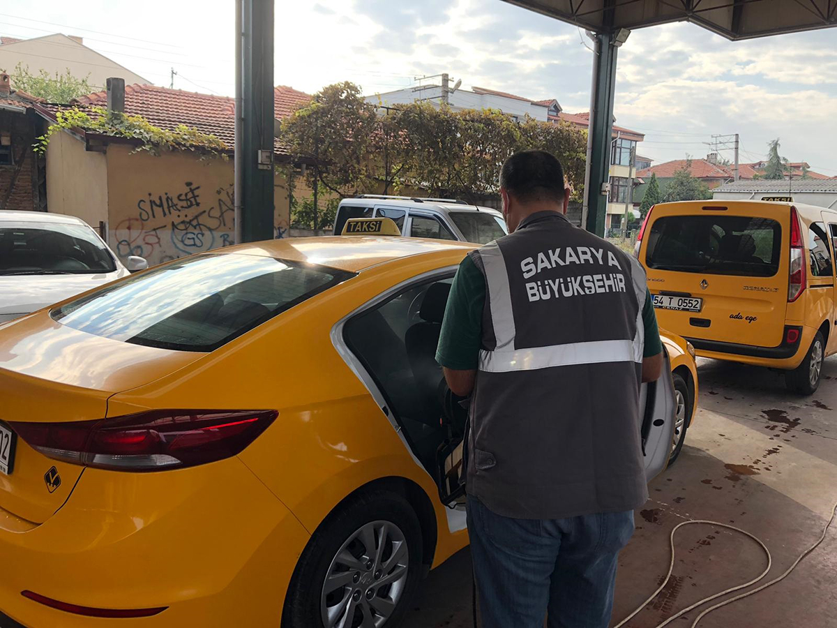 Toplu taşıma araçları dezenfekte ediliyor