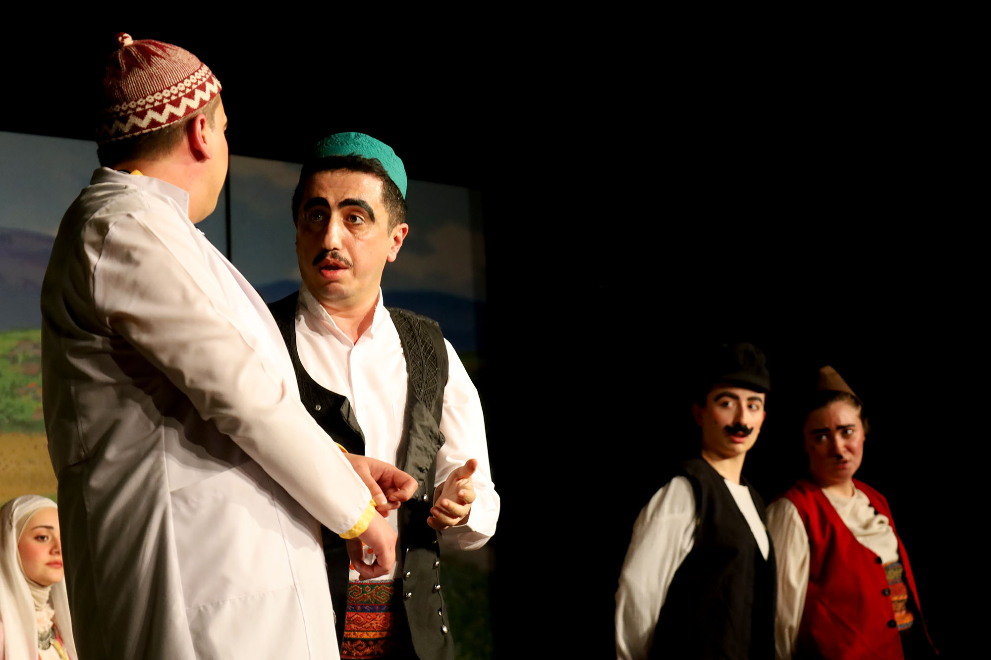 “Zoraki Takip” AKM’de kahkahalarla geçti