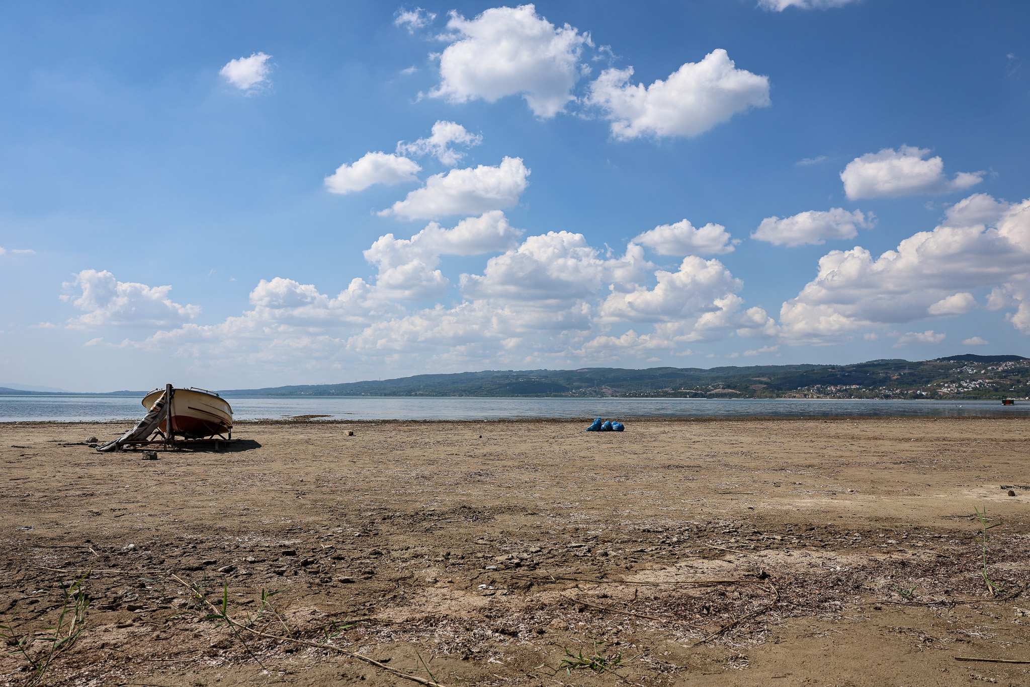 Sapanca Gölü çevresinden 2 ton çöp toplandı