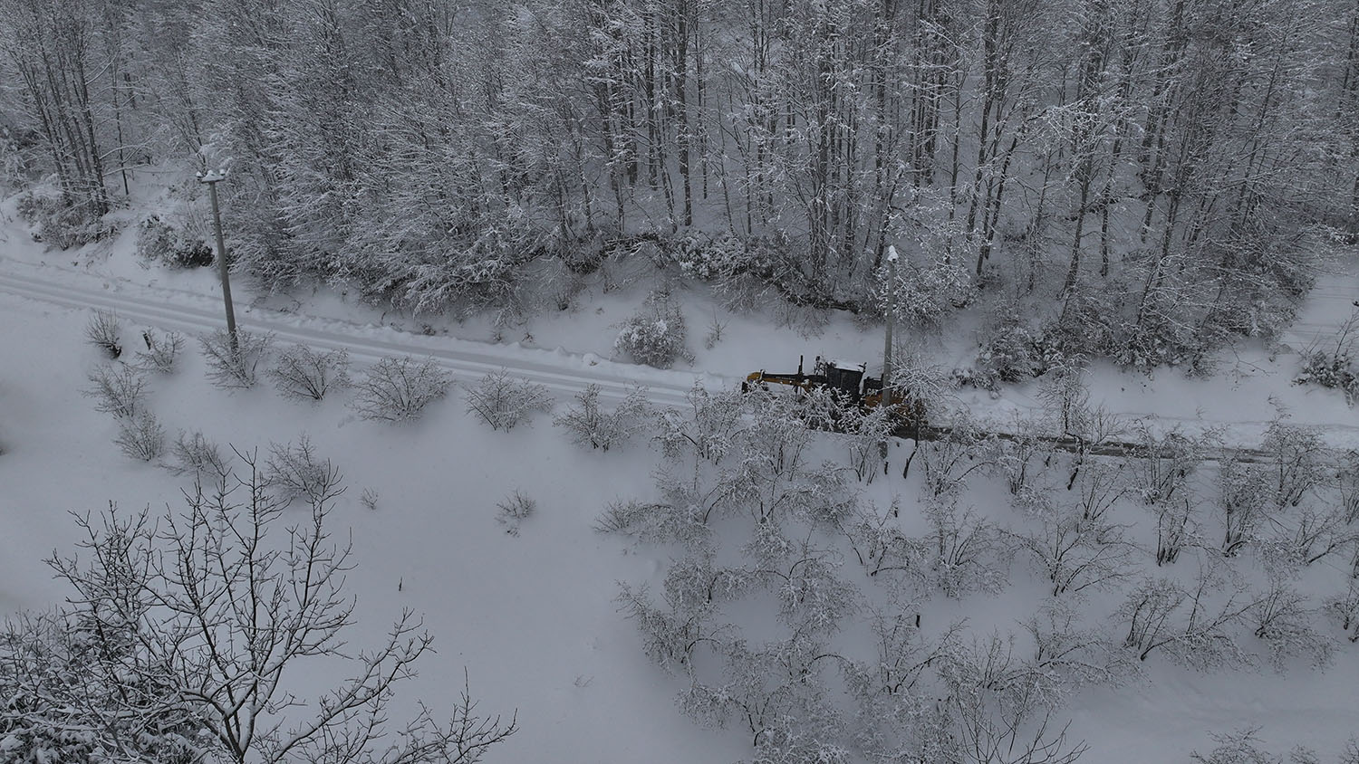 Büyükşehir 24 saat kar mesaisinde: 17 grup yolundan 10’u ulaşıma açıldı