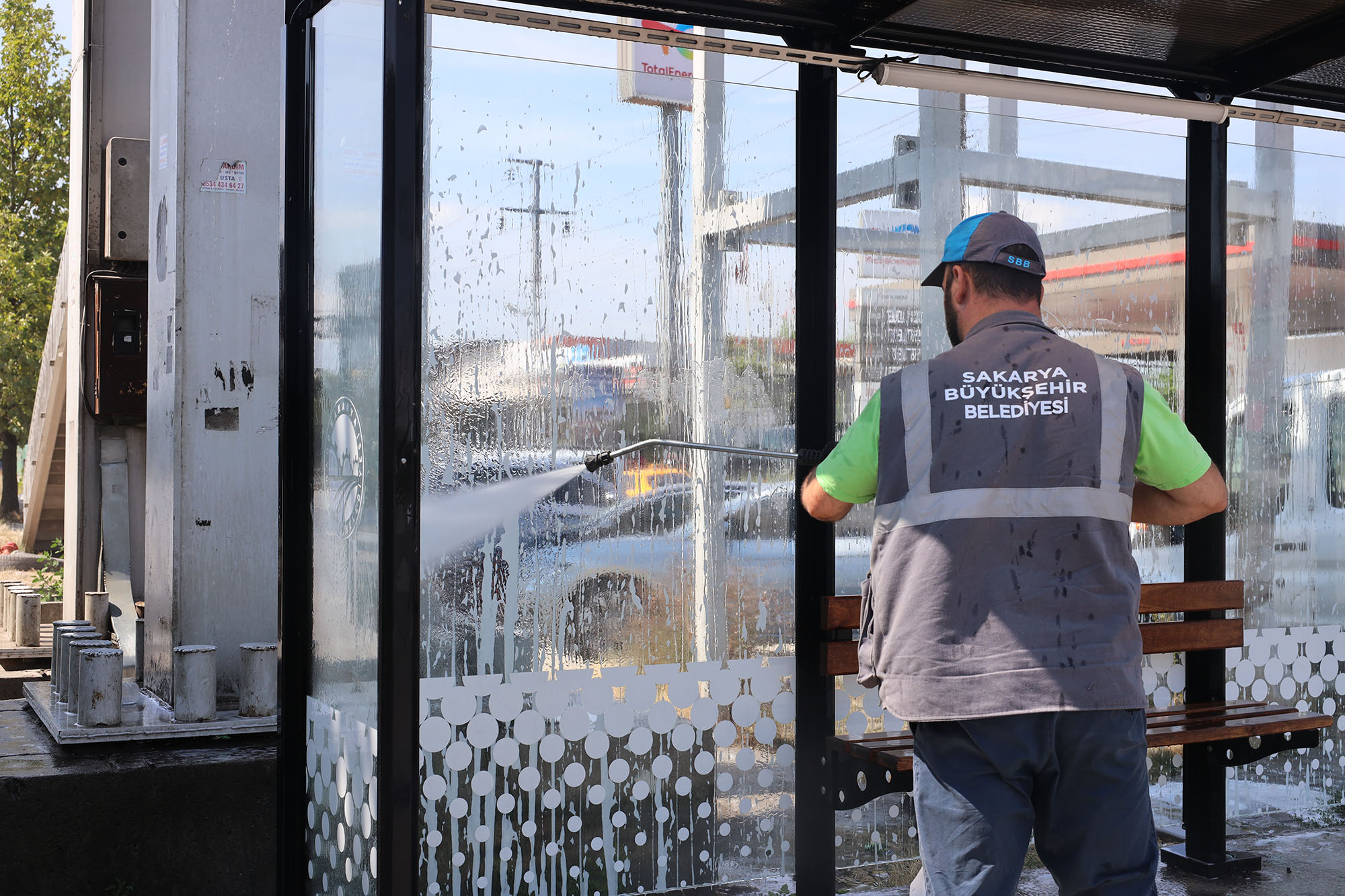 Büyükşehir ekipleri 16 ilçede durakları tek tek temizliyor
