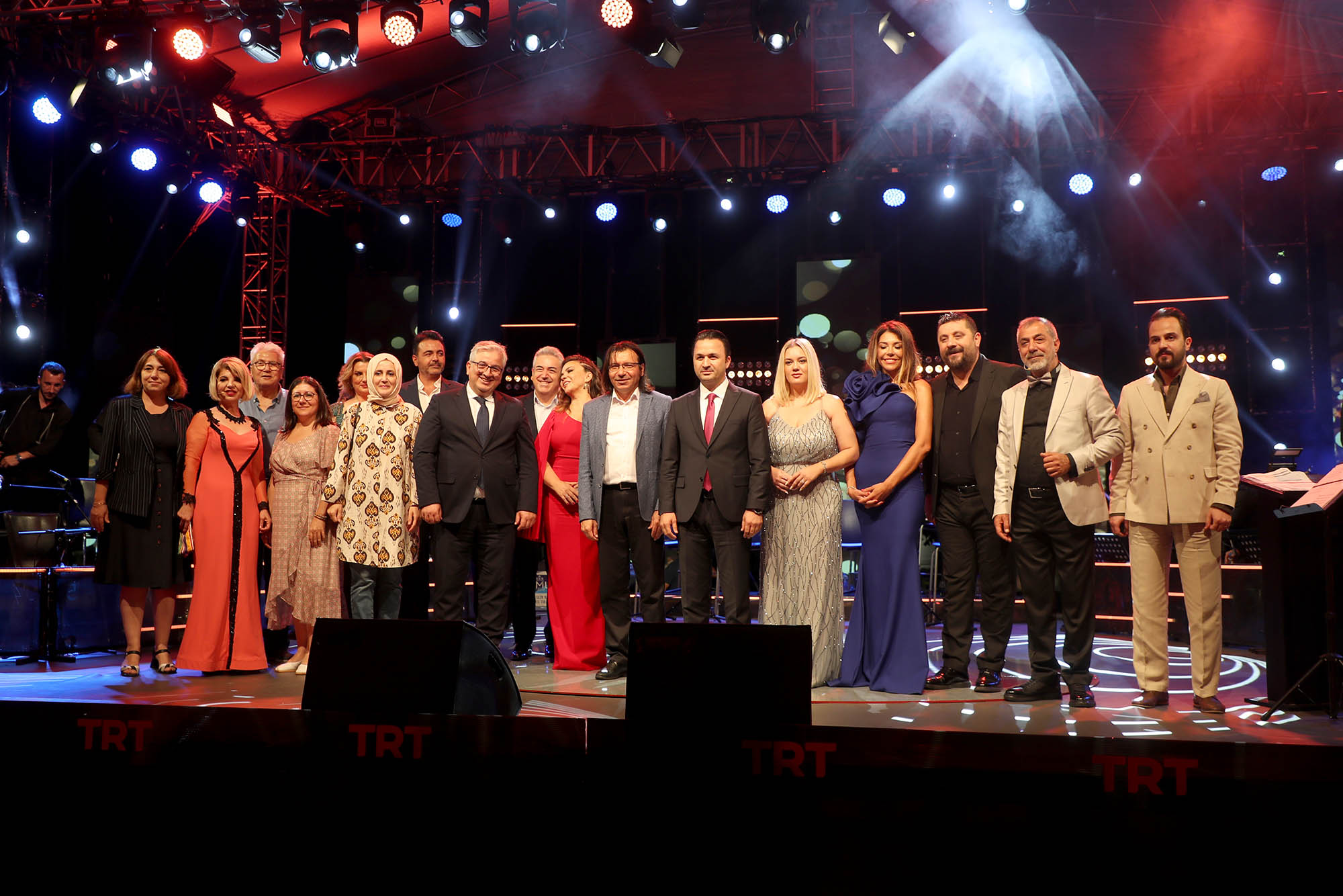Yazın en büyük festivali şölen tadında başladı: Millet Bahçesi sahne ışıklarıyla aydınlandı