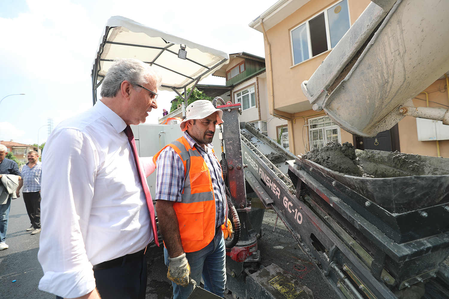 “32 Evler Beşköprü Caddesi sağlam alt ve üstyapısıyla şehrimize hayırlı olsun”