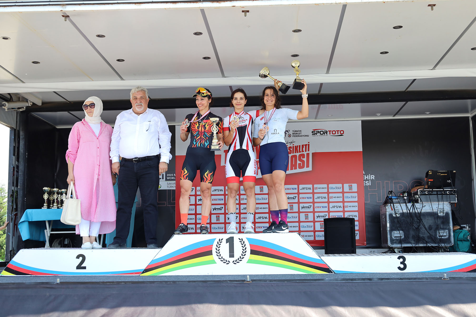 Sakarya'da nefes kesen şampiyona; Genç pedallar zirve için yarıştı