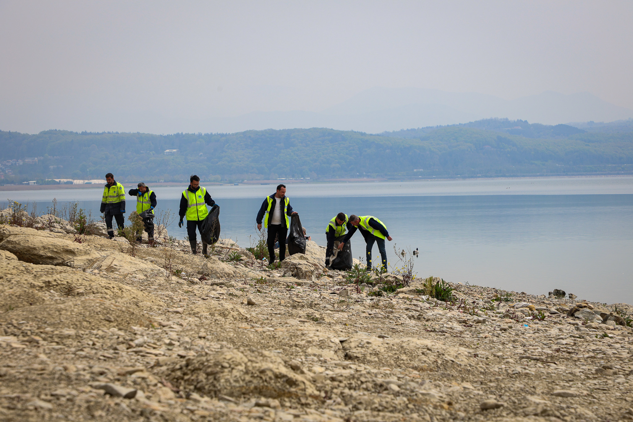 Sapanca Gölü’nün her bir karışı Büyükşehir’in takibinde: Tonlarca atık topladılar…