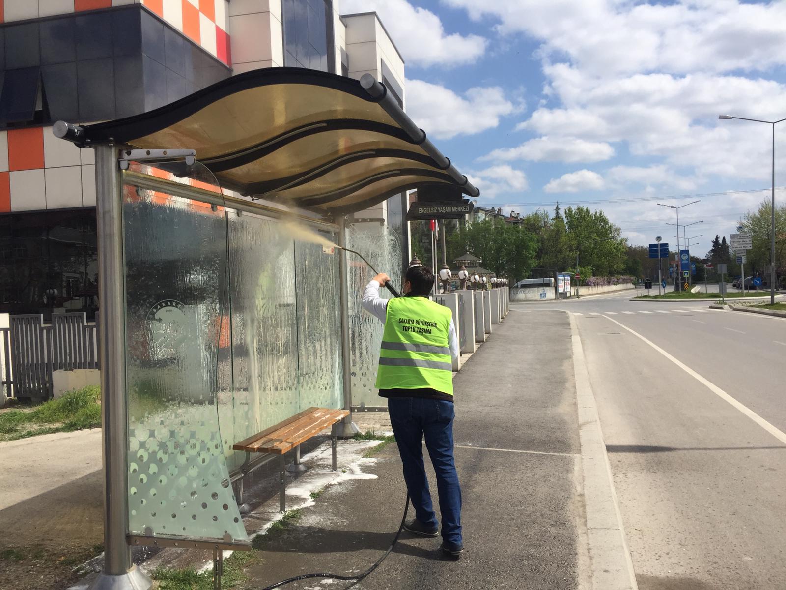 Duraklar Büyükşehir ile temizleniyor