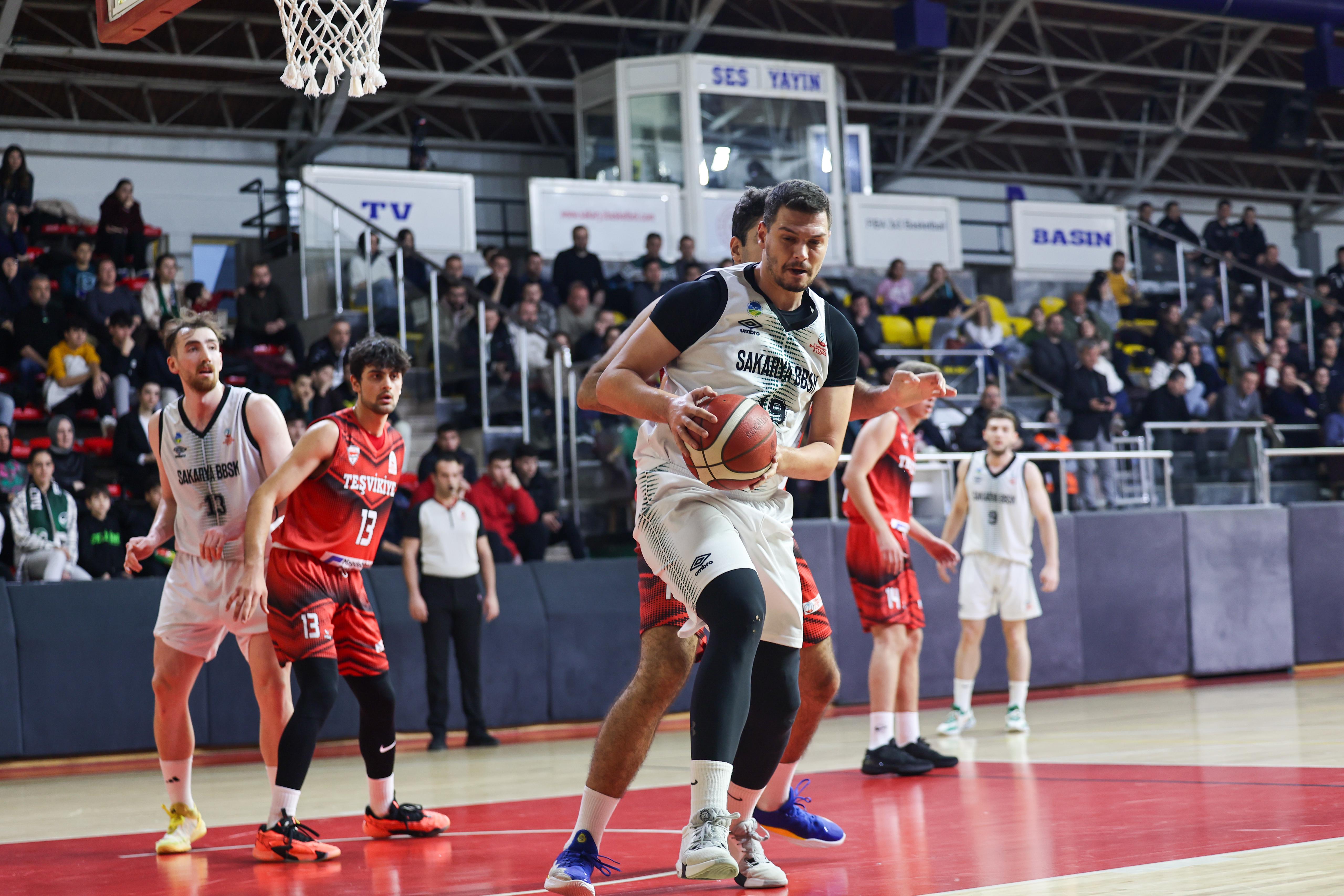 Dev adamlardan kritik galibiyet: 76-65