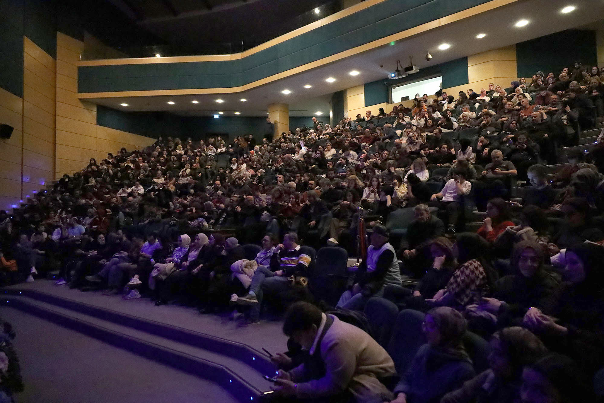 Usta oyunculardan unutulmaz performans: “Güne Bakan Cam Kırıkları”