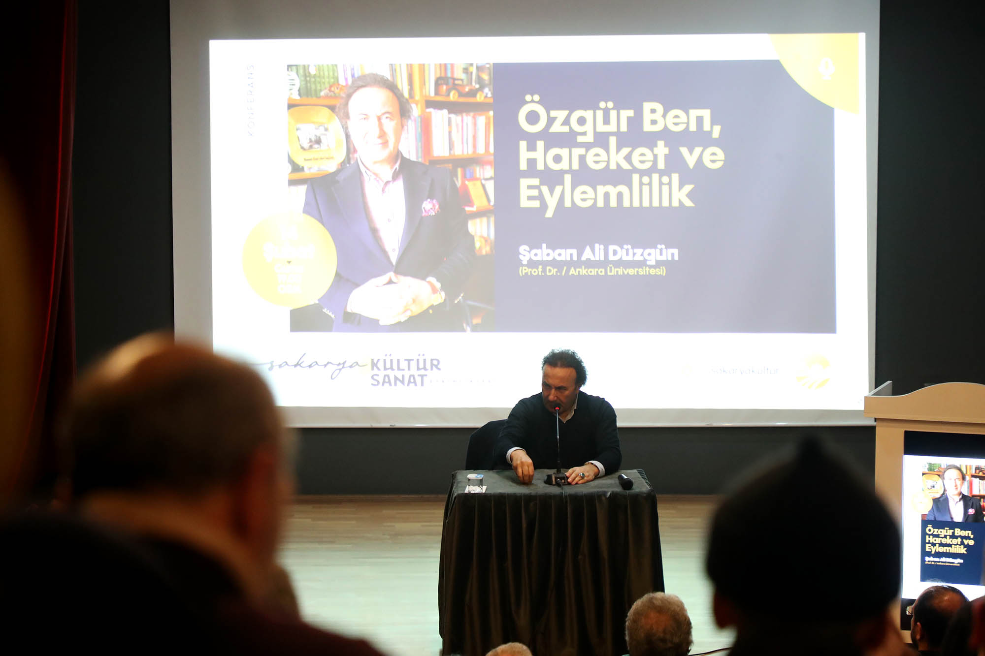 “Gerçek özgürlük, farkında olmadan kabullendiğimiz kalıpları sorgulamakla başlar”