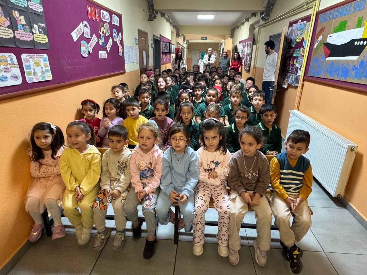 ‘Bir Hikâye Bin Neşe’ çocukların yüzünde tebessüm oluyor