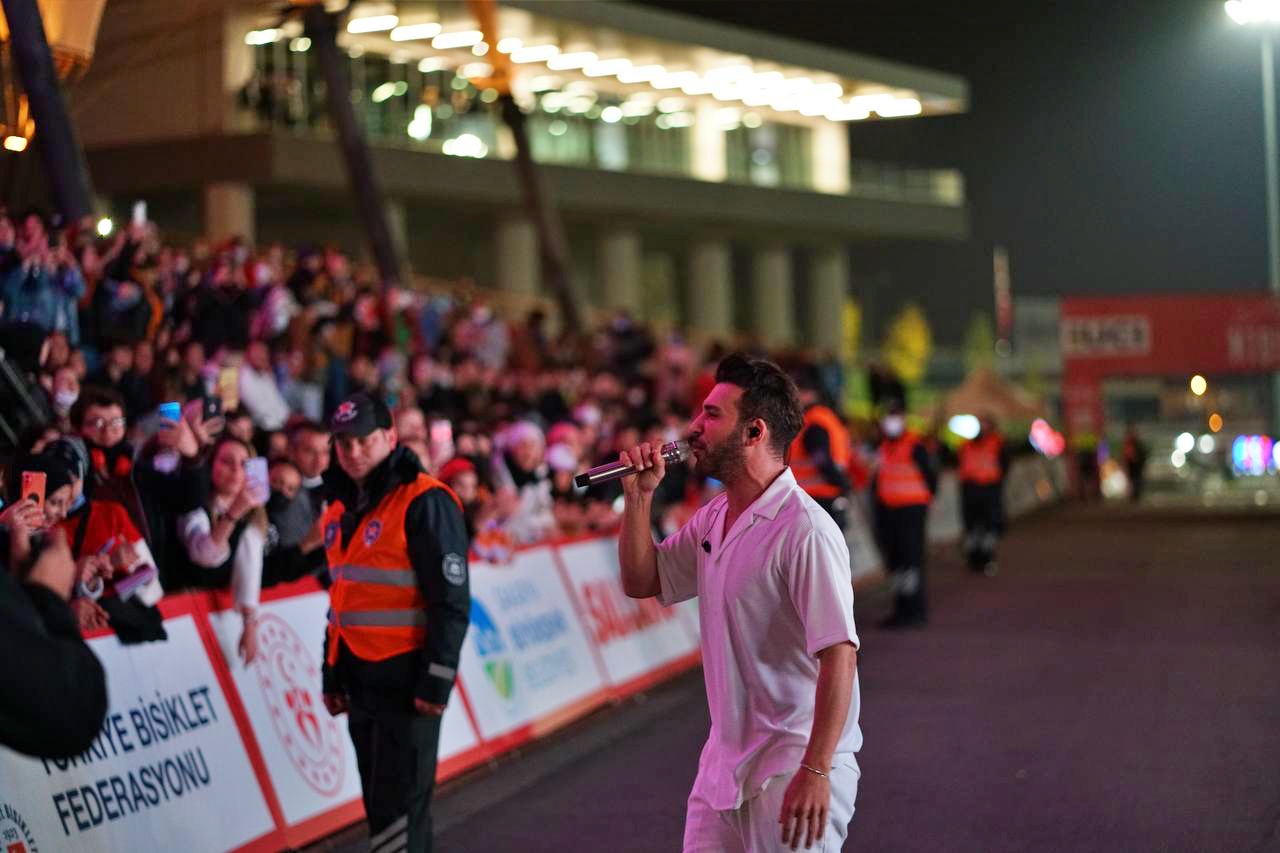 Ayçiçeği Vadisi’nde Emre Kaya ile muhteşem final