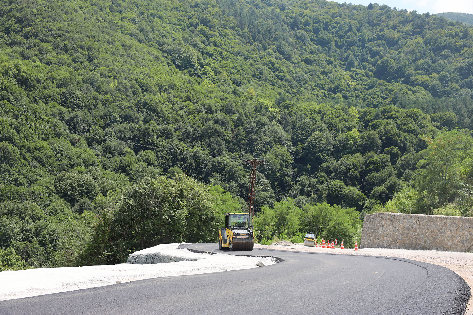 Büyükşehir, Sapanca’da heyelan riskine karşı yolu güçlendirdi, ulaşımı yeniledi