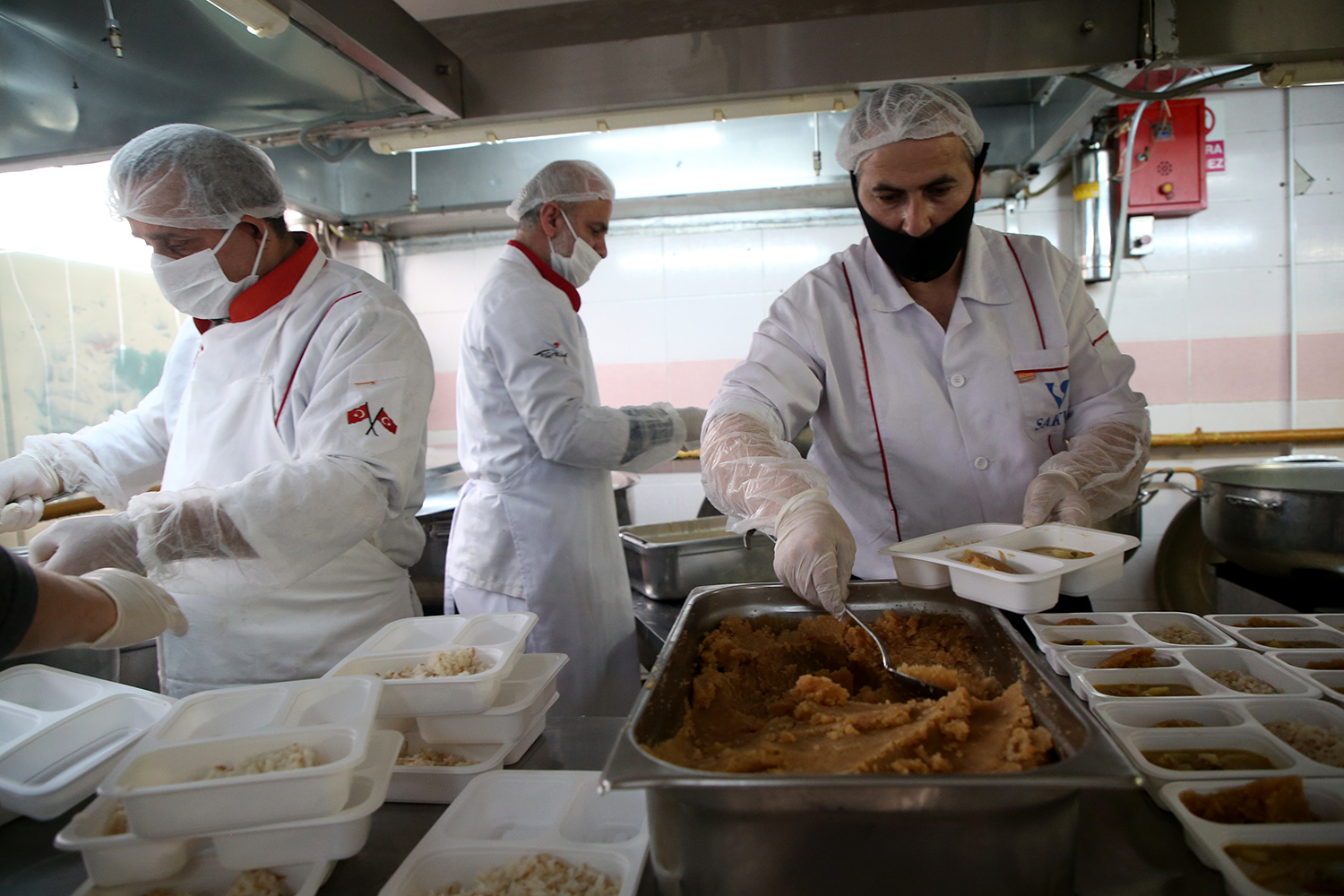 İhtiyaç sahiplerine sıcak yemek desteği Büyükşehir’den