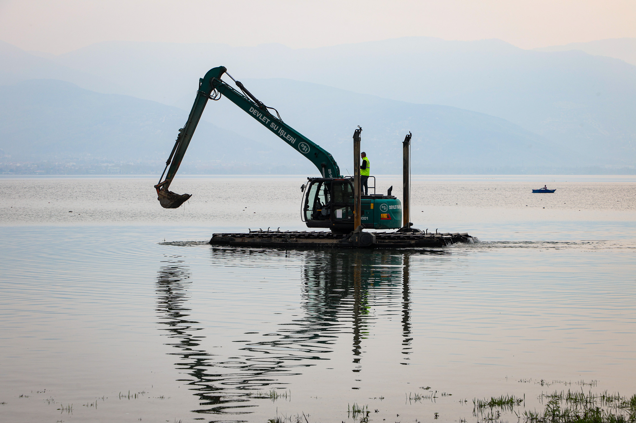 Sapanca Gölü’nün her bir karışı Büyükşehir’in takibinde: Tonlarca atık topladılar…