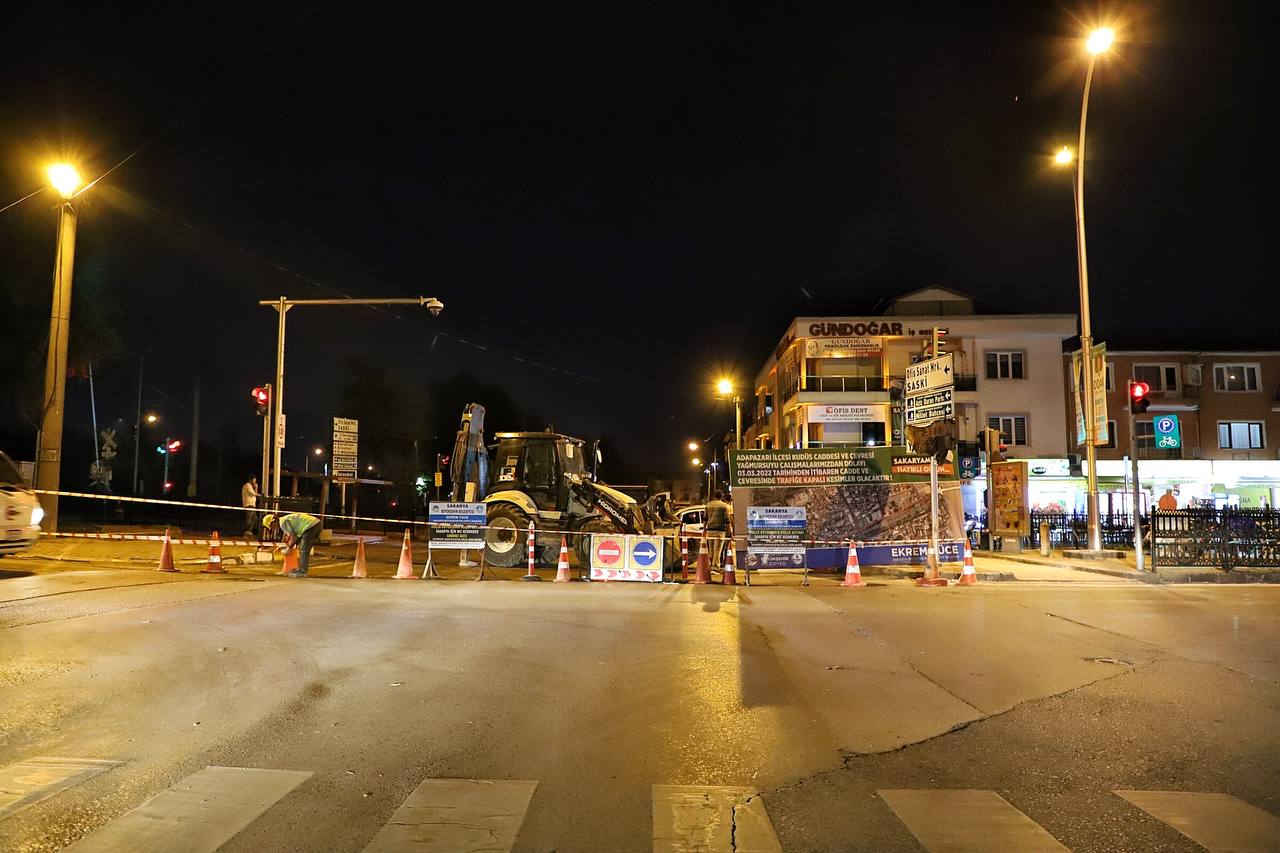 Büyükşehir’den şehrin kalbinde sürdürdüğü çalışmalara gece mesaisi
