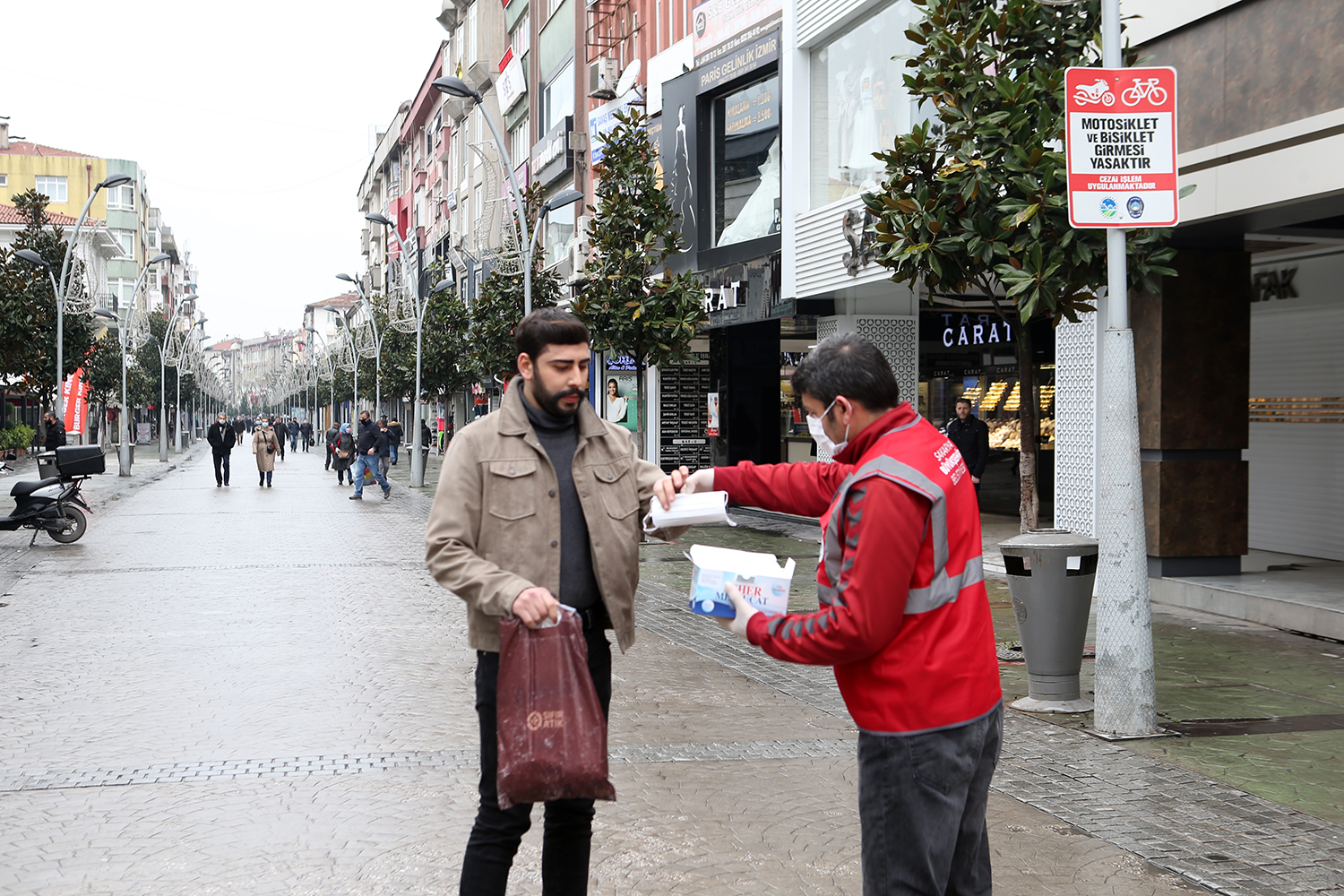 Büyükşehir 100 bin maskeyi ücretsiz dağıtıyor 