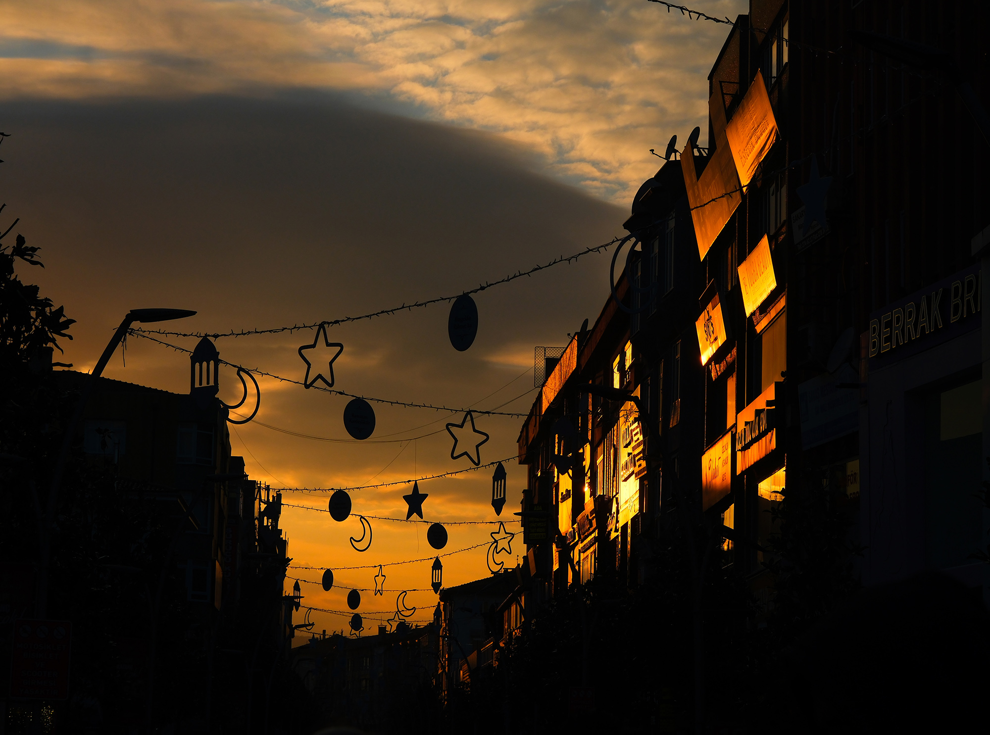 Çark Caddesi Ramazan kıyafetini giydi: Yıldız, ay ve hilal ile görsel şölen…