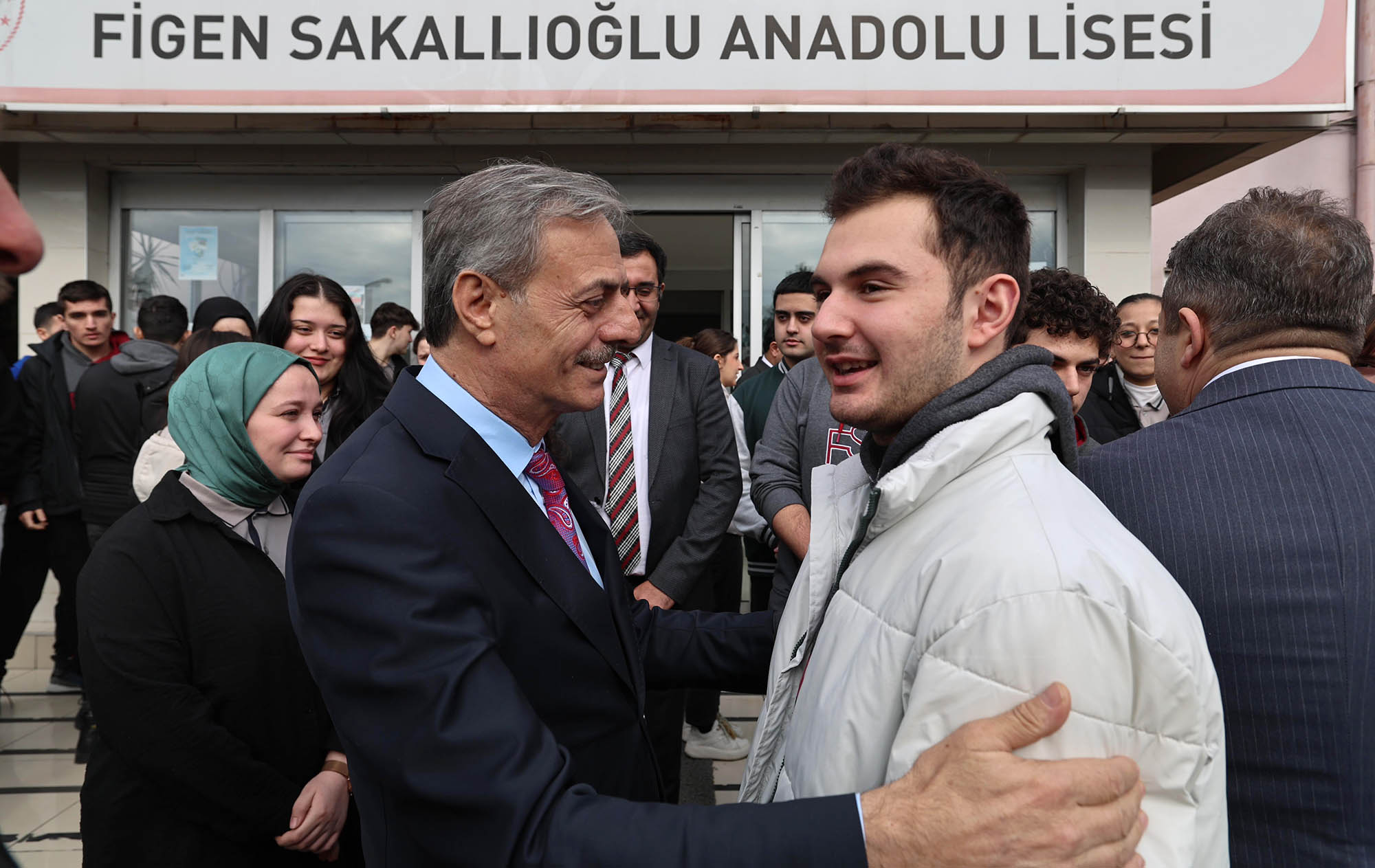 Yusuf Alemdar Bilim Merkezi’nin imzasını gençlerle attı