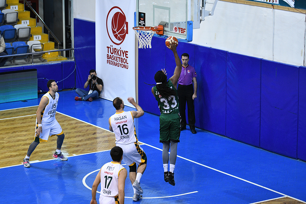 Büyükşehir 17 sayı farkla yarı finalde