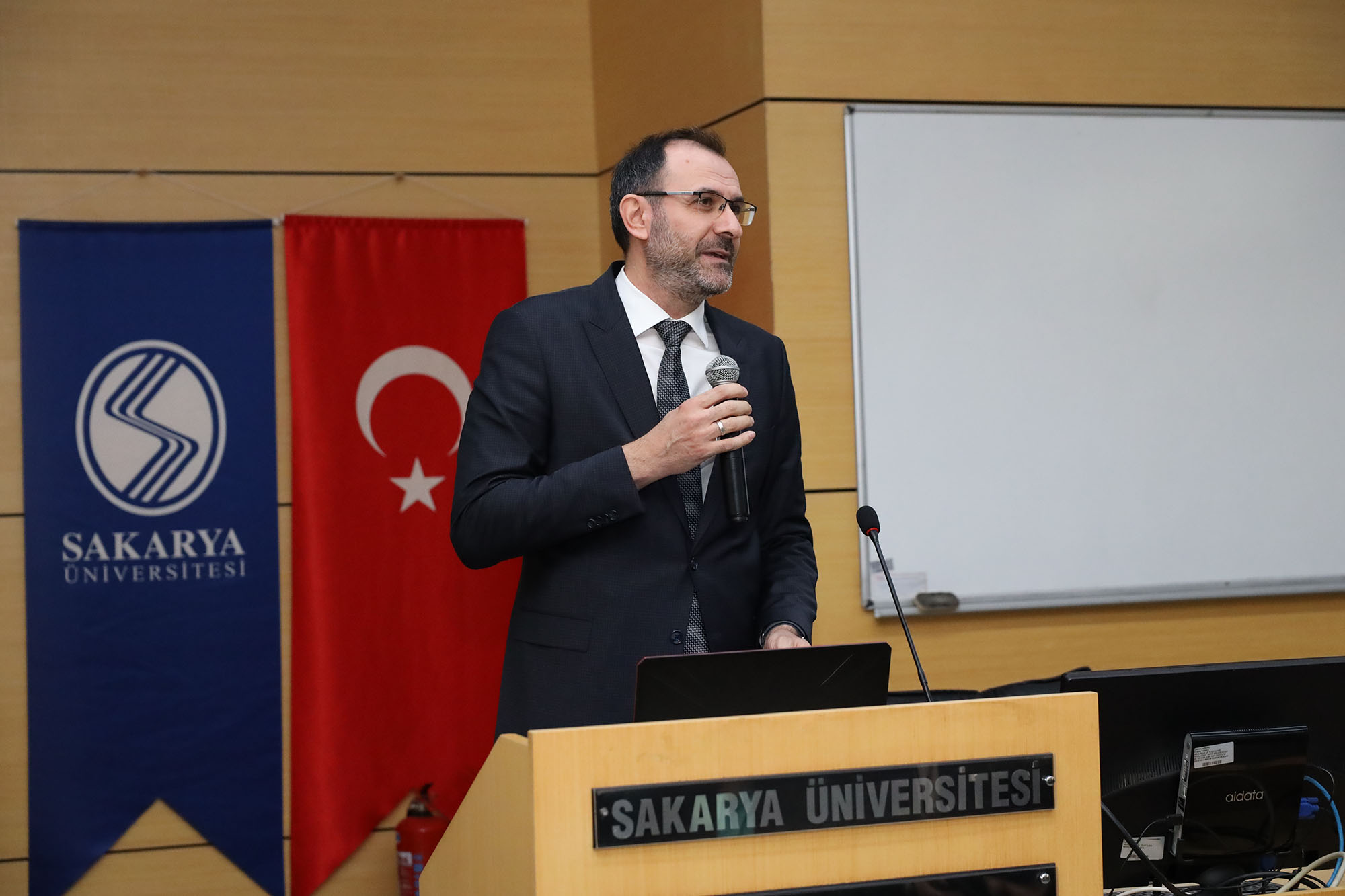 ‘Bir Şehir İki Çınar’ sempozyumunun ilk oturumu Faik Baysal oldu