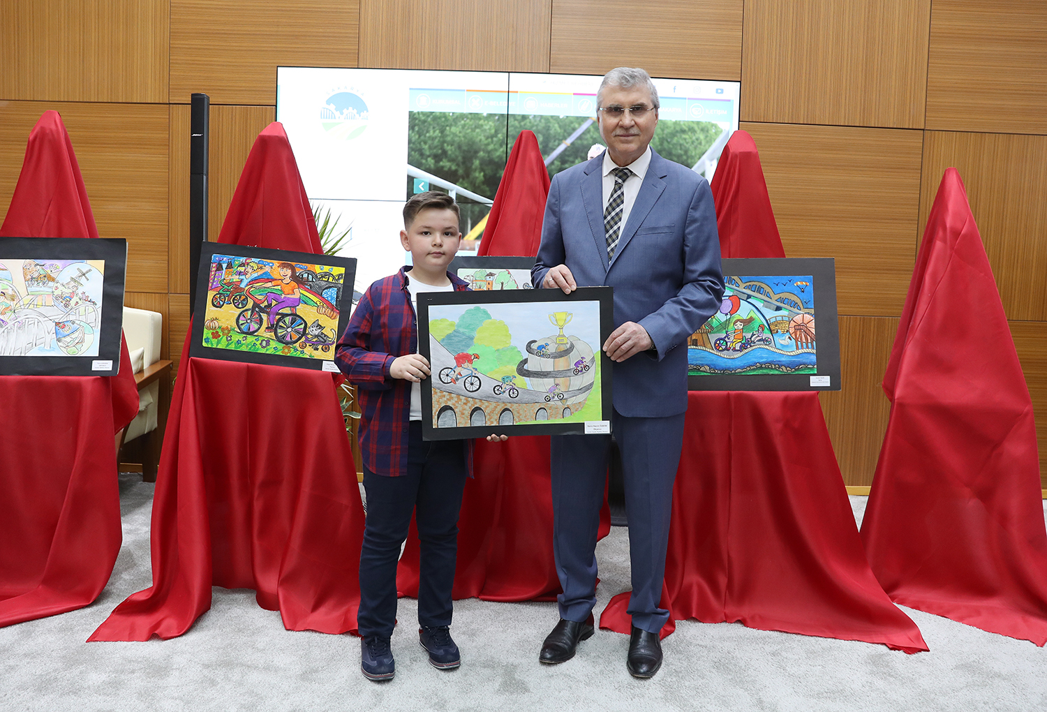 Resim yarışmasında dereceye giren öğrenciler ödüllerini Başkan Yüce’den aldı