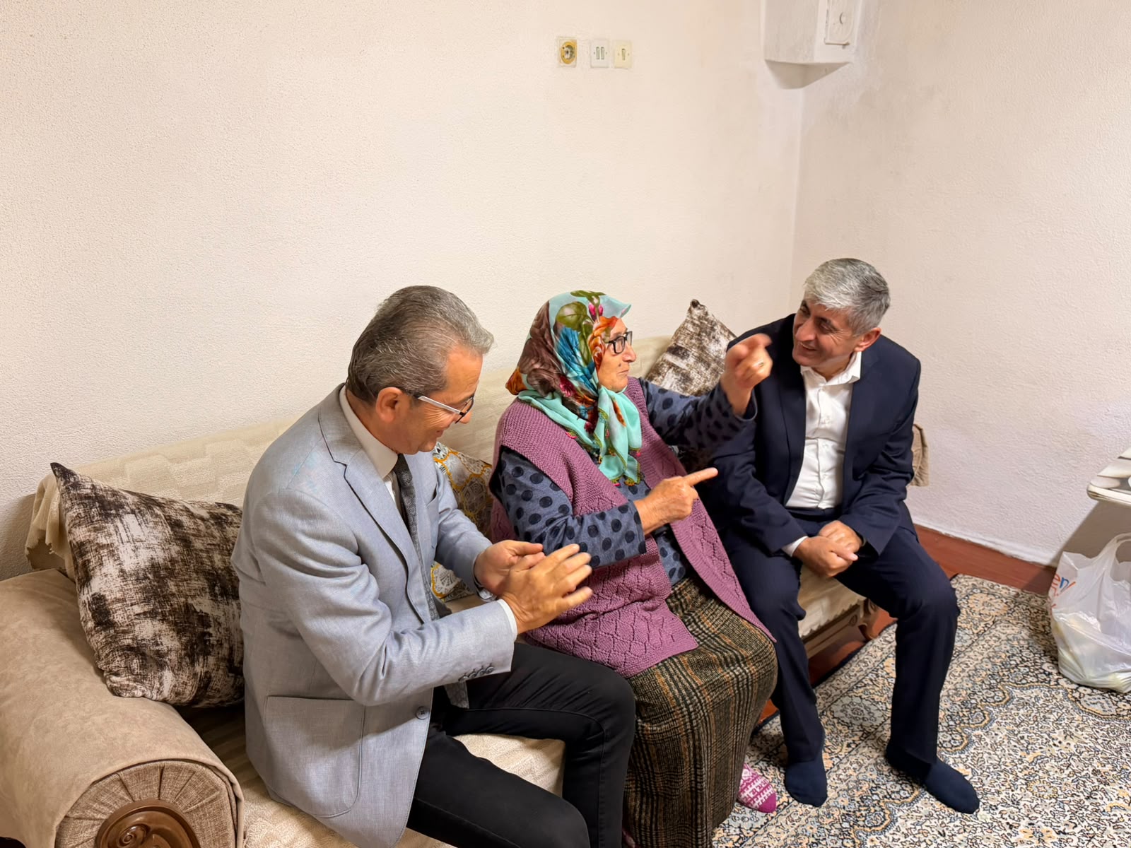 YADEM Yaşlılar Gününde eli öpülesi büyükleri unutmadı