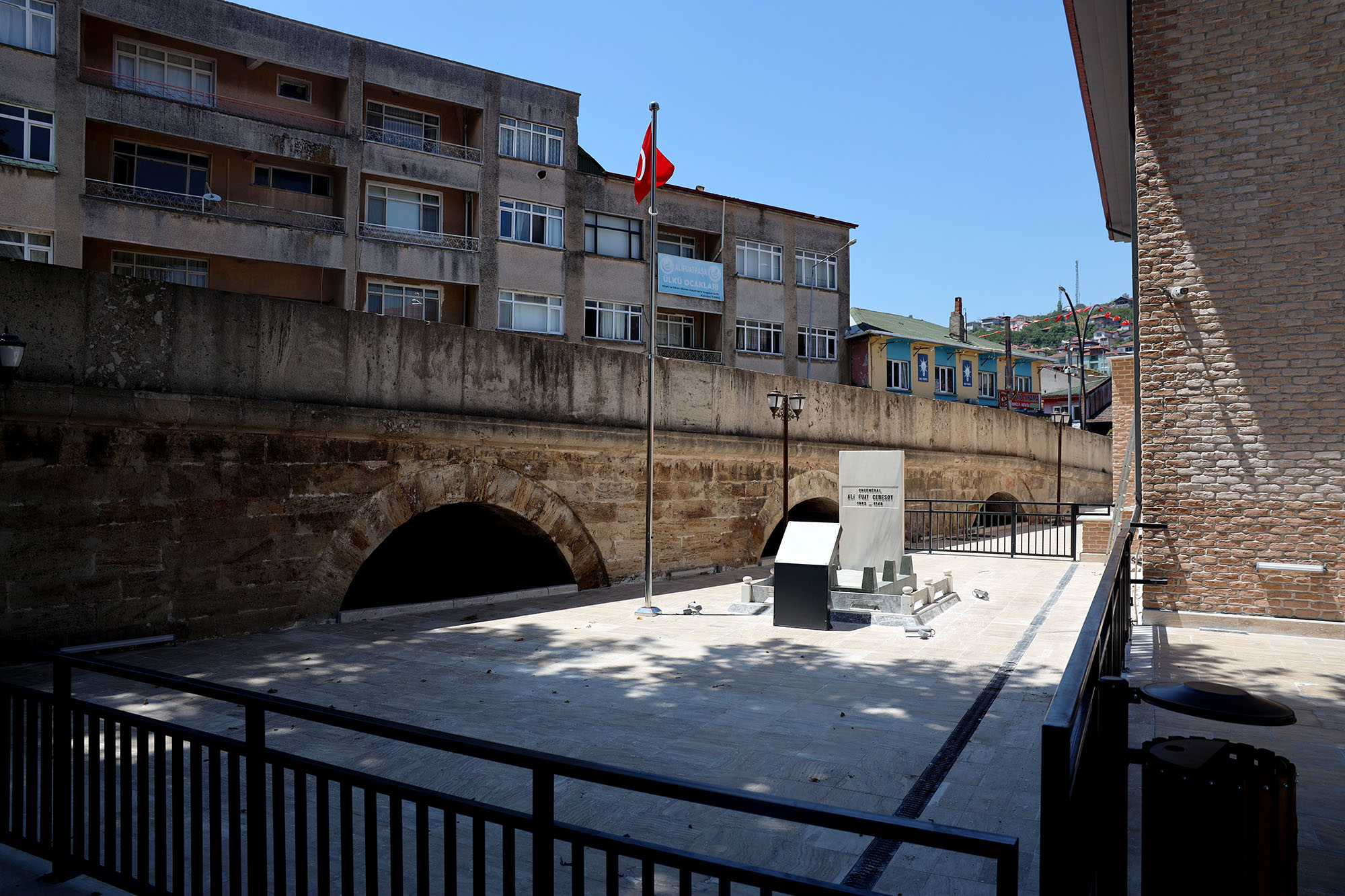 Alifuatpaşa Merkez Camii'nin çevresi yepyeni bir görünüme kavuştu