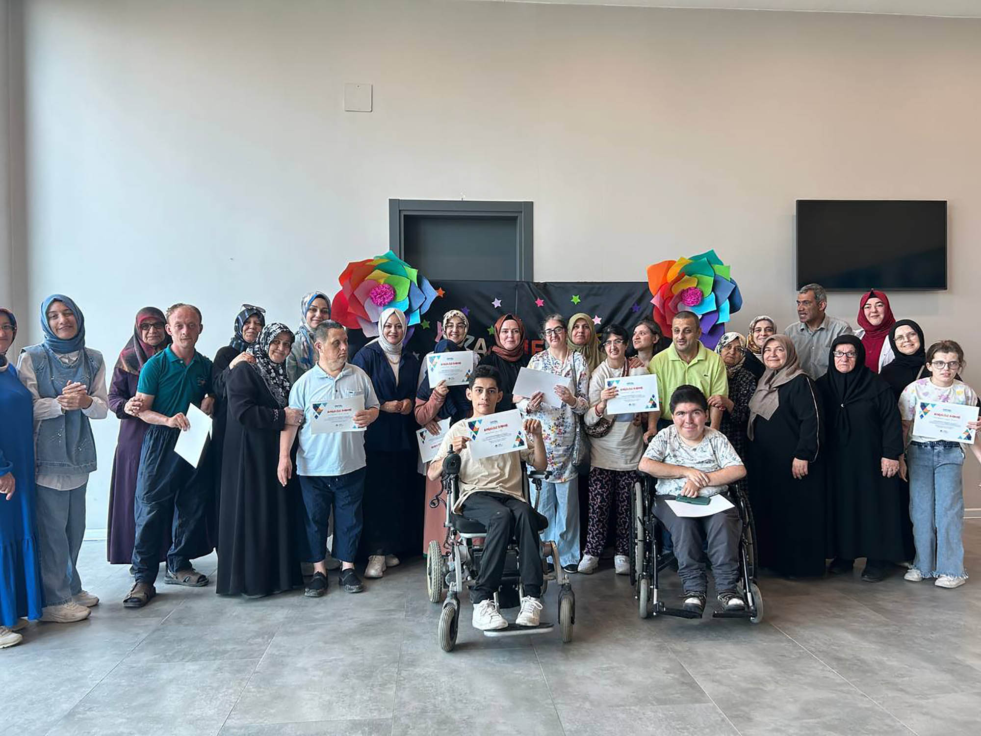 Akyazı SGM’de özel gereksinimli bireyler karne sevinci yaşadı