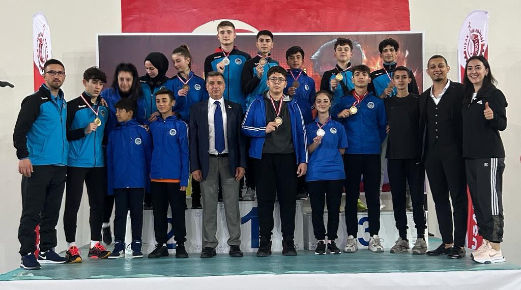 Büyükşehir karate sporcuları madalyaları topladı