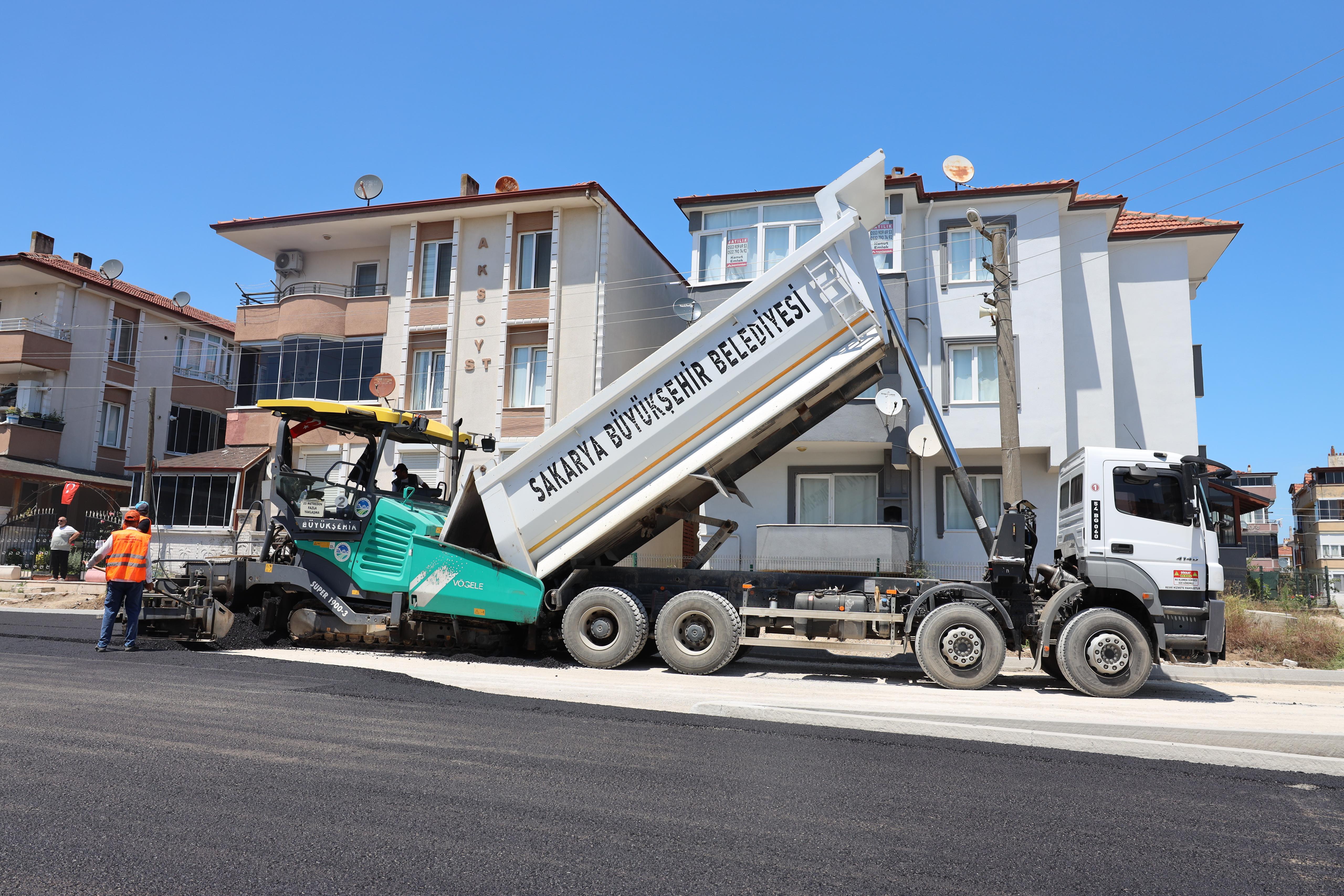 Büyükşehir Karasu’da sahil trafiğini rahatlatacak caddede asfalt çalışmalarına başladı